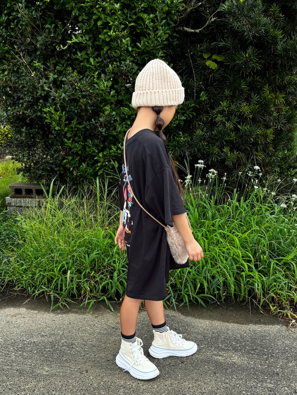 ブラック系のTシャツ/カットソー、レッド系のニットキャップ/ビーニーを着用したキッズの秋コーディネートの5枚目の写真