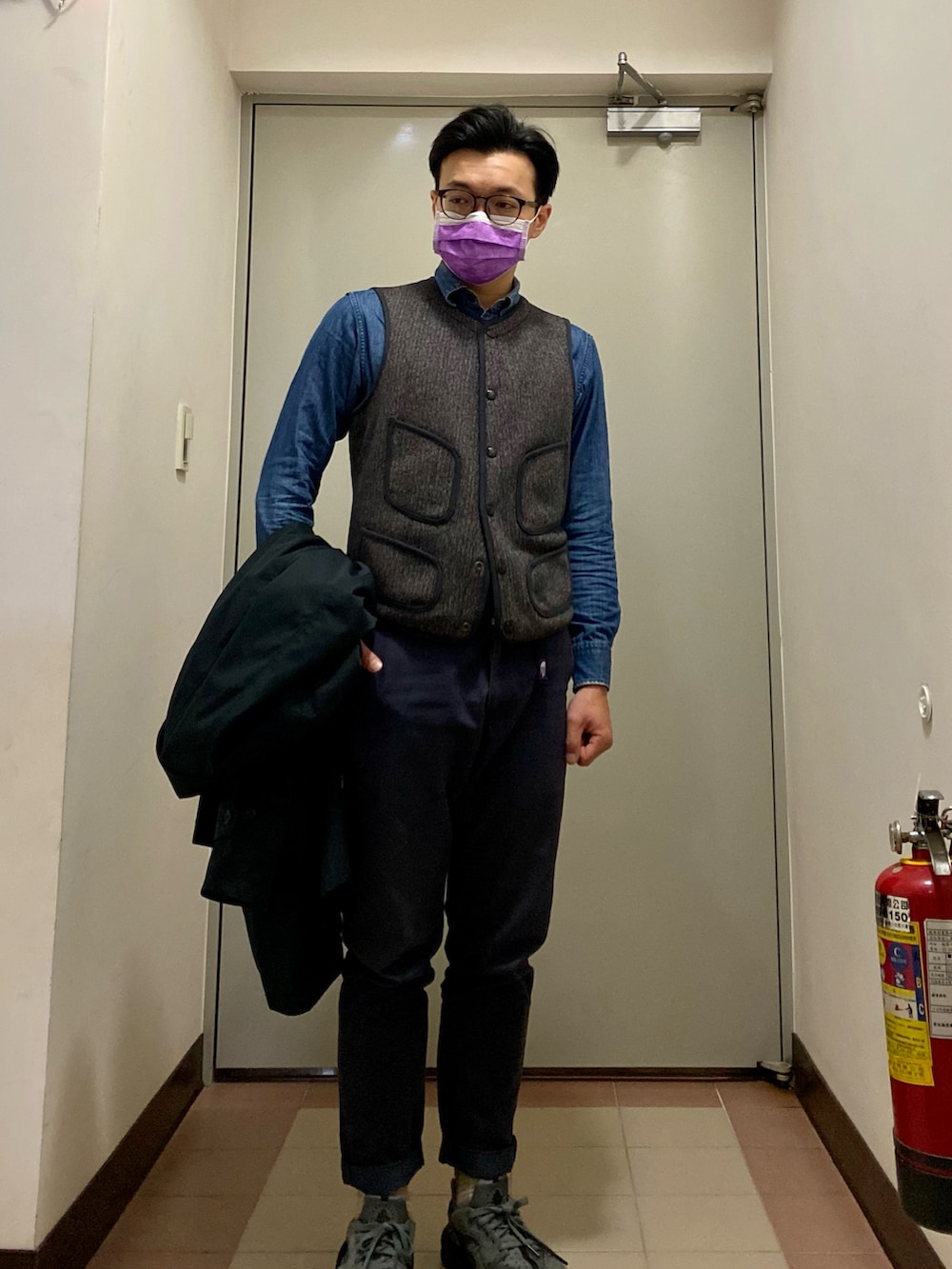グレー系のベスト、ブラック系のその他パンツ、グレー系のシューズを着用したメンズの冬コーディネートの3枚目の写真