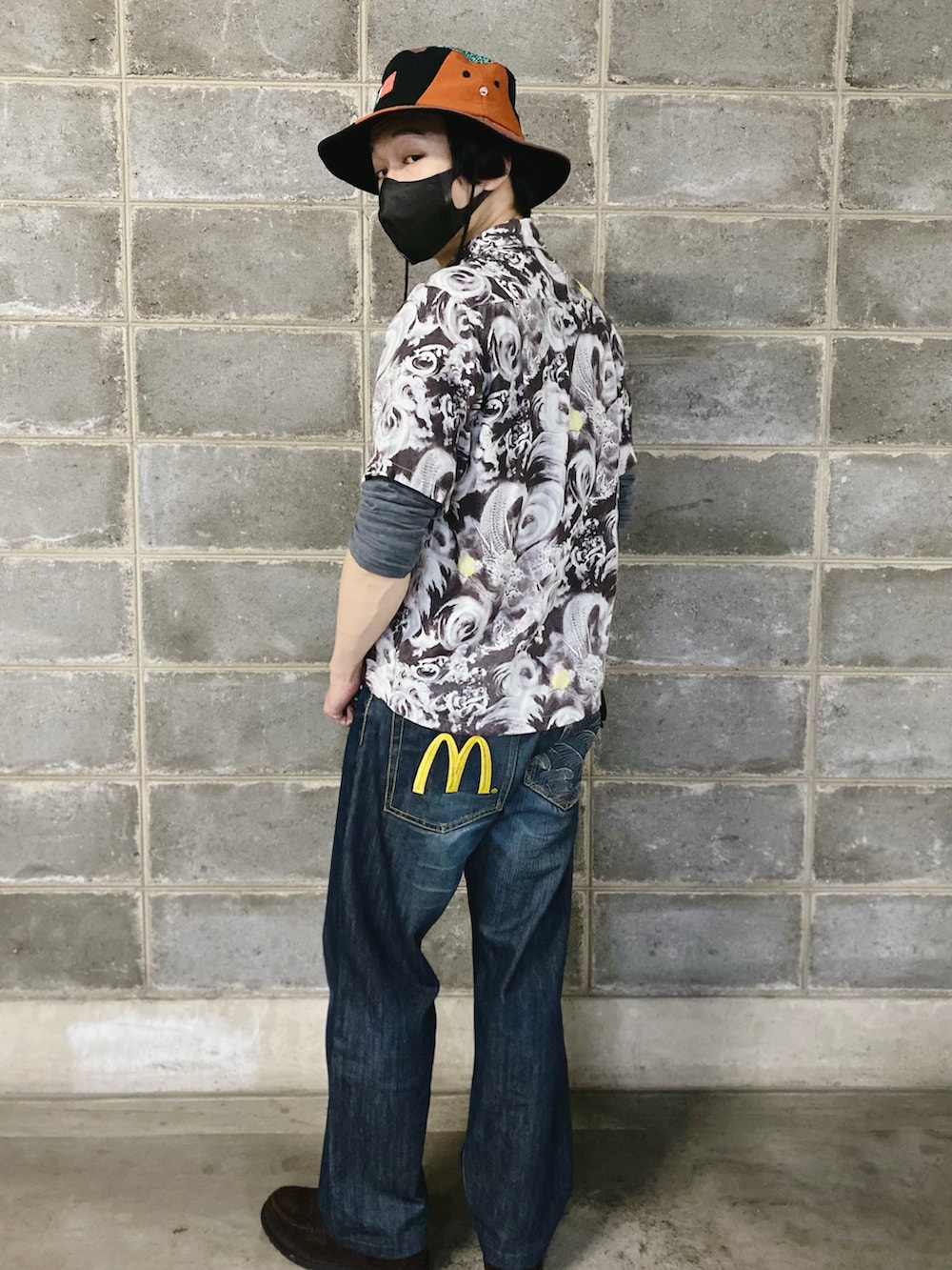 ブルー系のデニムパンツ、ブルー系のデニムジャケット、その他のハットを着用したメンズの冬コーディネートの3枚目の写真