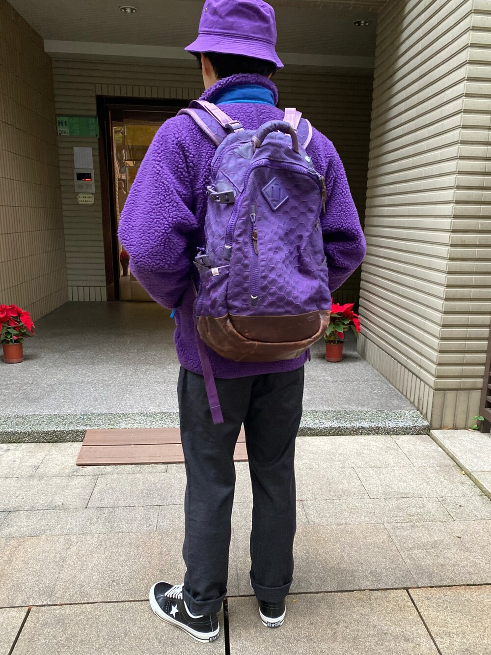 ブラック系のスニーカー、グレー系のパンツ、パープル系のその他アウターを着用したメンズの冬コーディネートの3枚目の写真