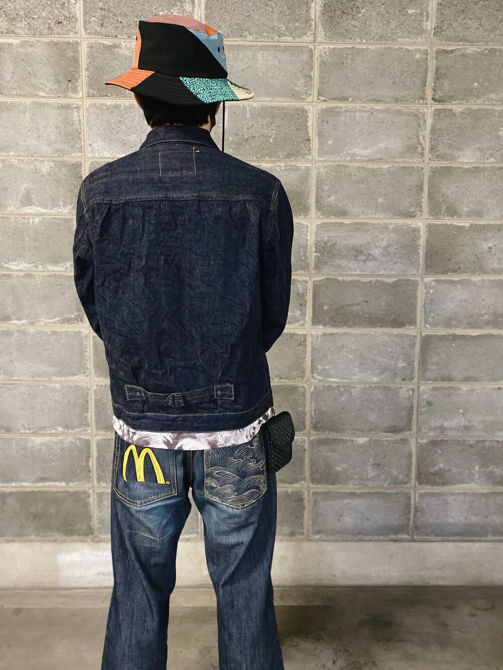 ブルー系のデニムパンツ、ブルー系のデニムジャケット、その他のハットを着用したメンズの冬コーディネートの2枚目の写真