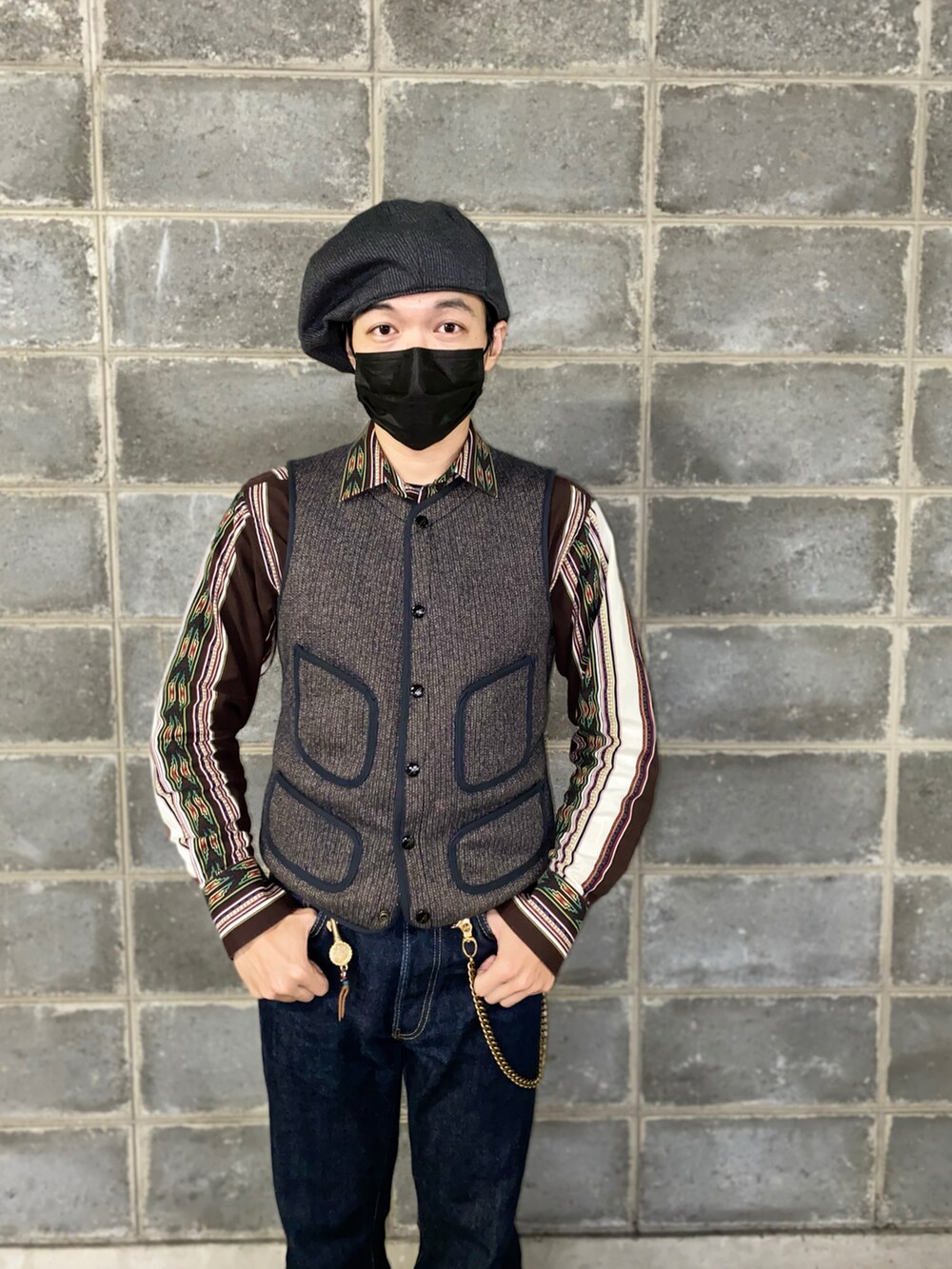 その他のベスト、ブルー系のデニムパンツ、ブラック系のシューズを着用したメンズの冬コーディネートの4枚目の写真