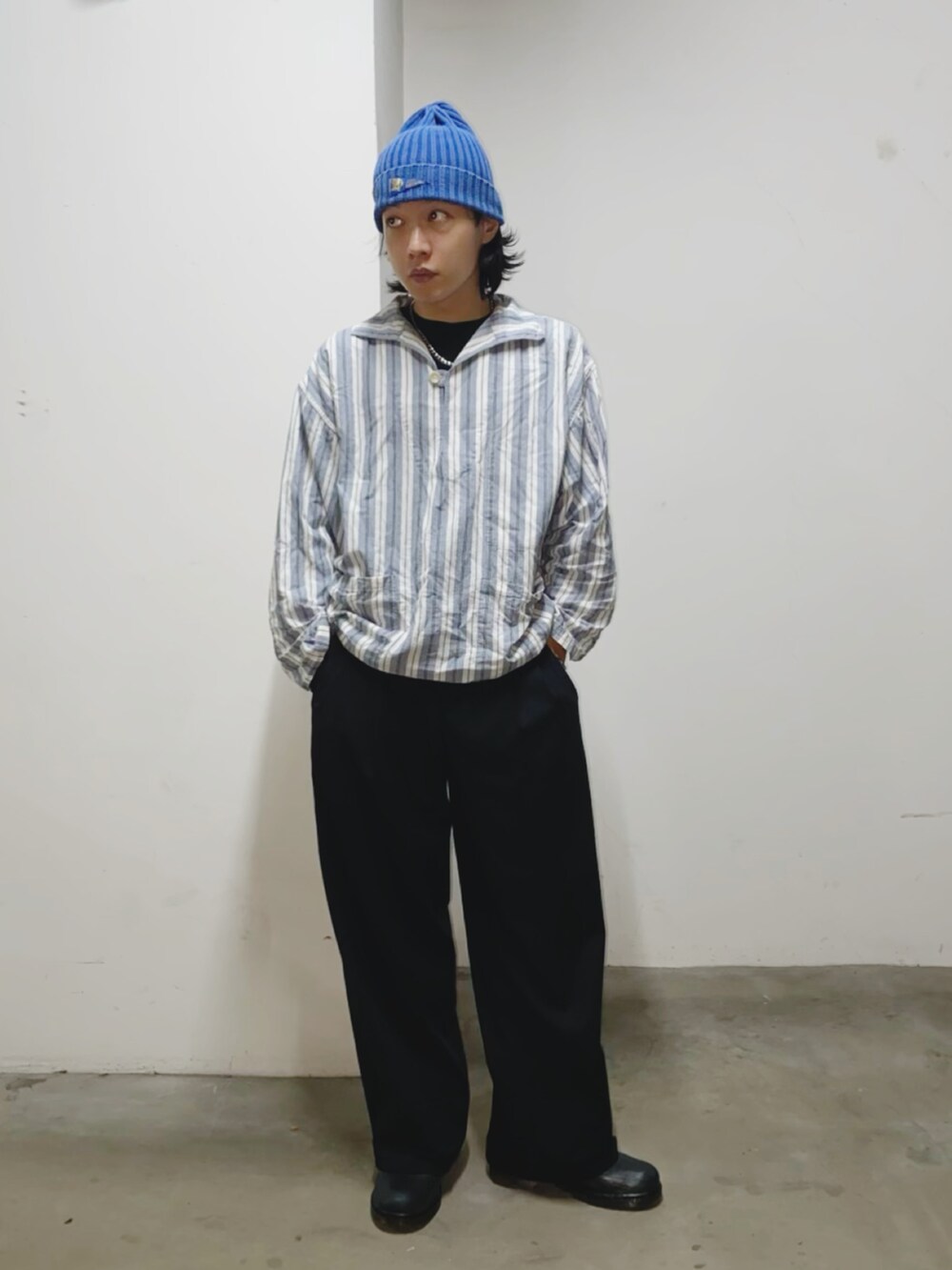 ブラック系のパンツ、ホワイト系のシャツ/ブラウス、ブルー系のニットキャップ/ビーニーを着用したメンズの秋コーディネートの2枚目の写真