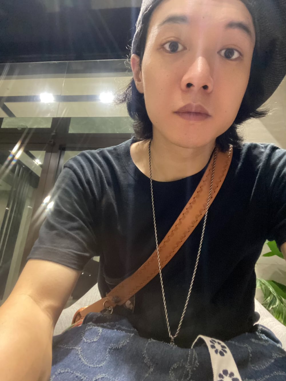 ブルー系のデニムパンツ、ブルー系のトートバッグ、ブラック系のTシャツ/カットソーを着用したメンズの秋コーディネートの2枚目の写真