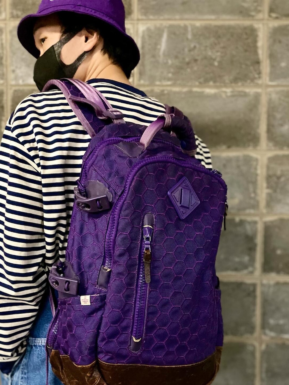 ブラック系のその他シューズ、ブルー系のTシャツ/カットソー、ブラウン系のバックパック/リュックを着用したメンズの冬コーディネートの4枚目の写真