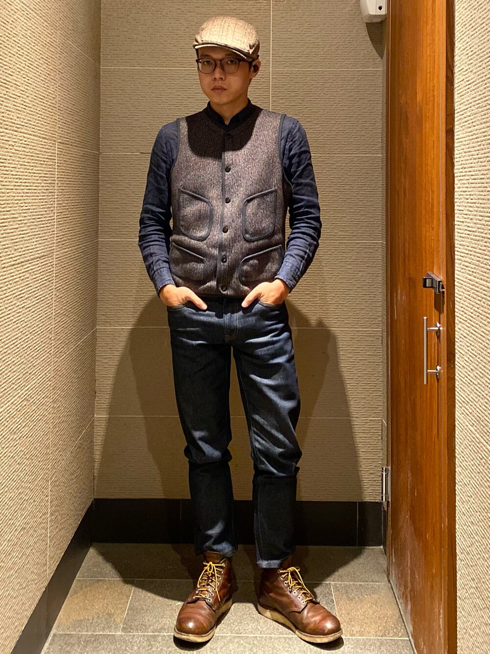 ブルー系のデニムパンツ、その他のベスト、その他のブーツを着用したメンズの冬コーディネートの2枚目の写真
