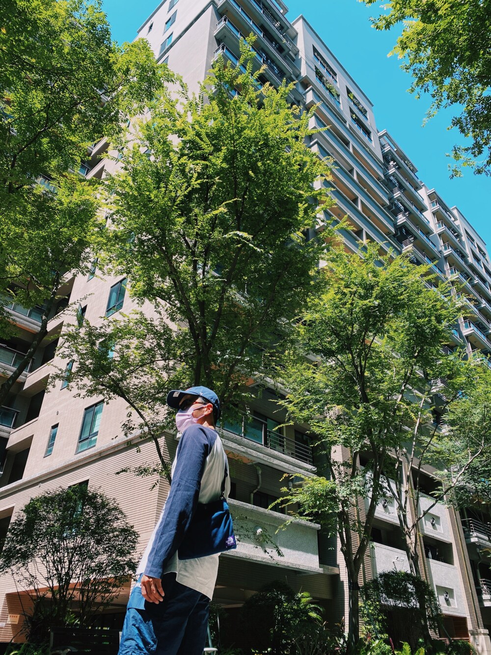 ブルー系のカーゴパンツ、ホワイト系のTシャツ/カットソー、ブラック系のスニーカーを着用したメンズの夏コーディネートの2枚目の写真