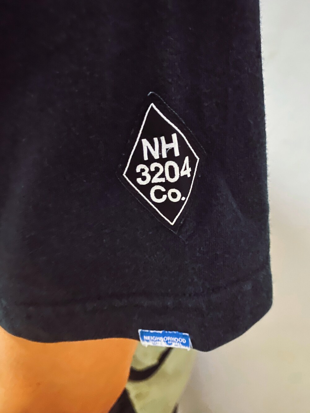 ブラック系のスニーカー、ブラック系のデニムパンツ、ブラック系のTシャツ/カットソーを着用したメンズの秋コーディネートの3枚目の写真
