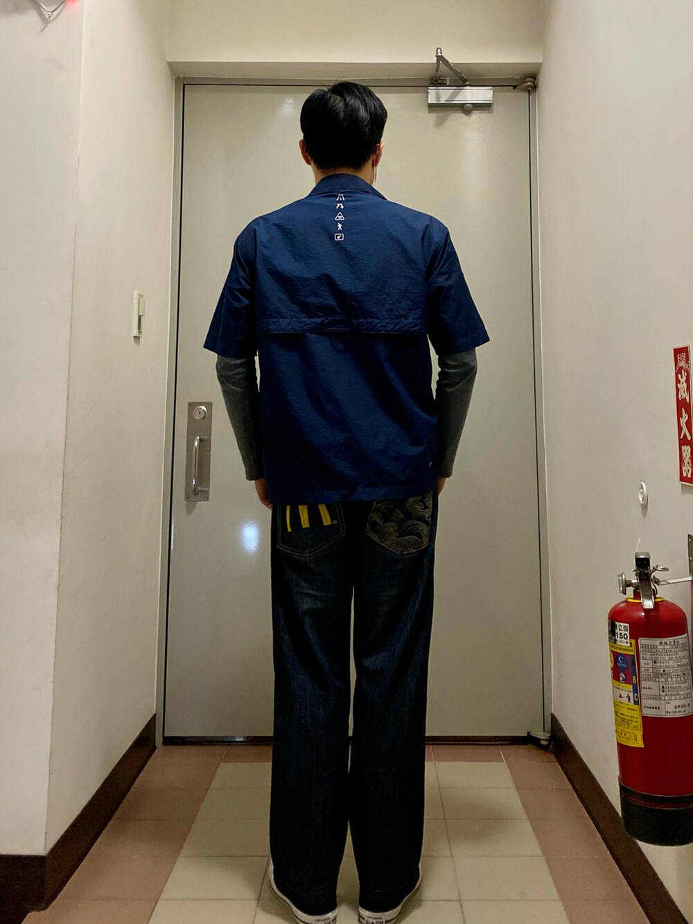 ブルー系のシャツ/ブラウス、ブルー系のデニムパンツ、ブラック系のスニーカーを着用したメンズの冬コーディネートの2枚目の写真