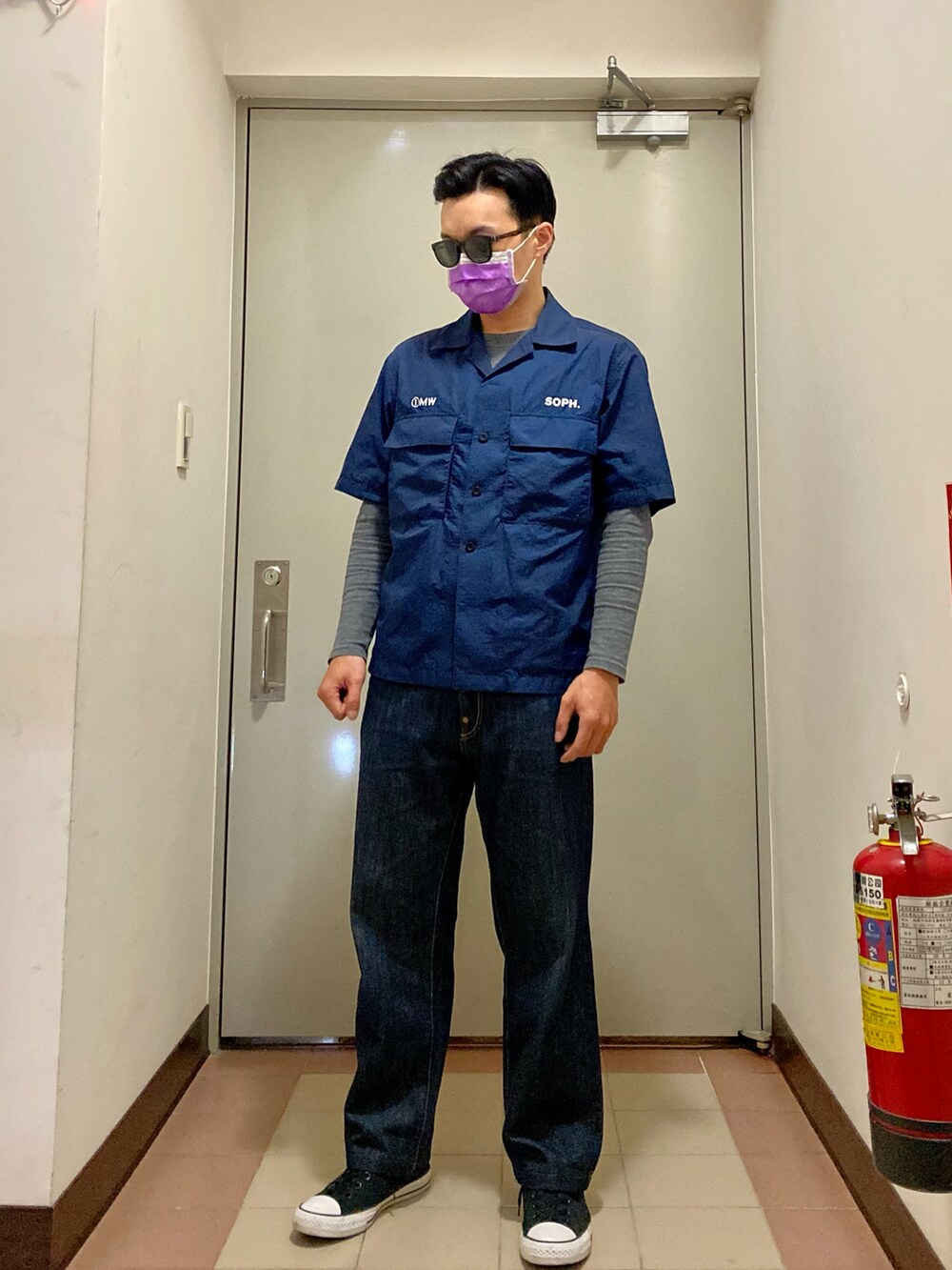 ブルー系のシャツ/ブラウス、ブルー系のデニムパンツ、ブラック系のスニーカーを着用したメンズの冬コーディネートの4枚目の写真