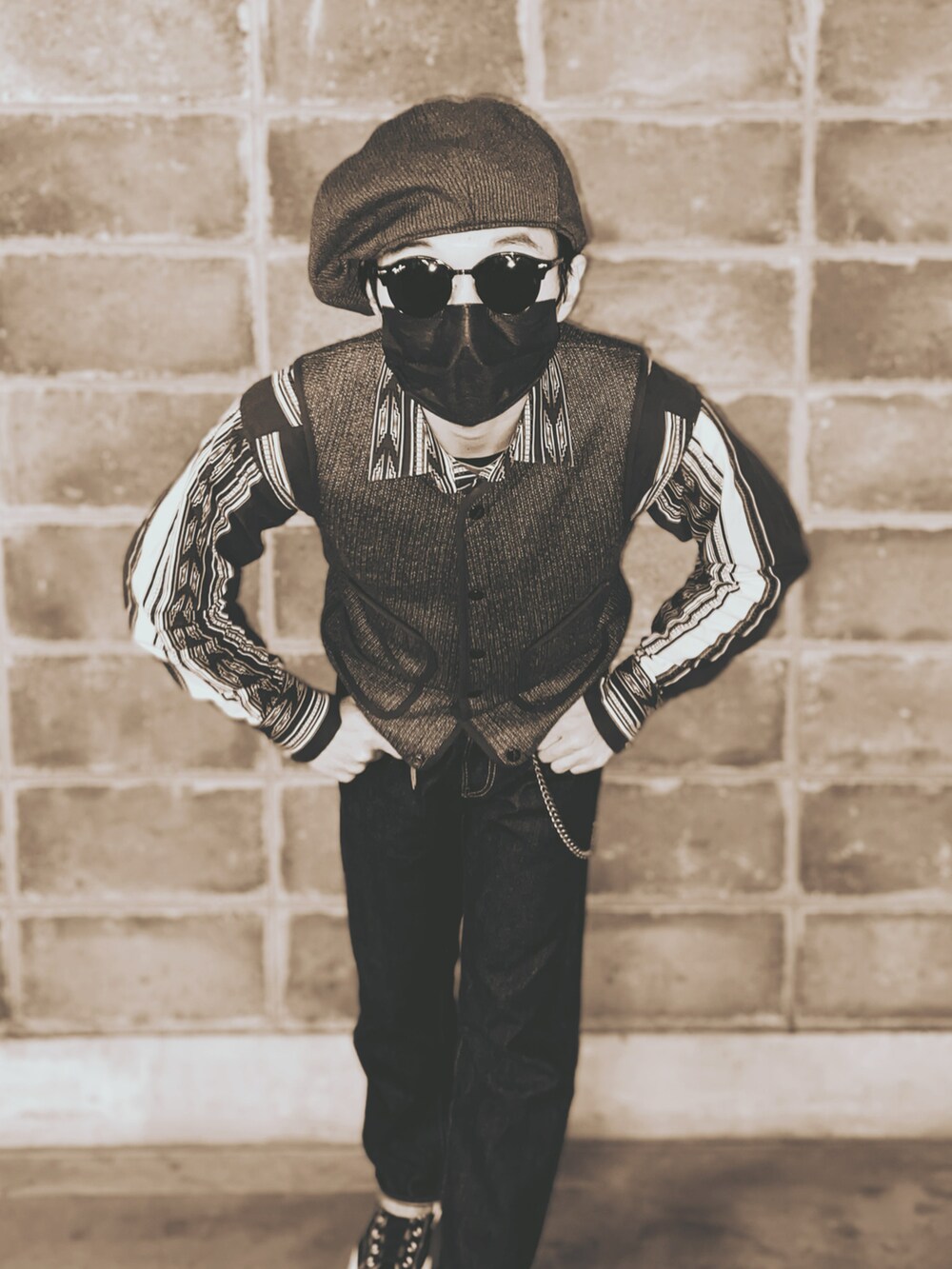 その他のベスト、ブルー系のデニムパンツ、ブラック系のシューズを着用したメンズの冬コーディネートの5枚目の写真