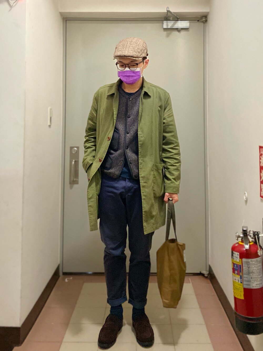 「ANATOMICA、URBAN RESEARCH、THE NORTH FACE PURPLE LABEL、MUJI、snow peak、Taiwan、ootd、街頭穿搭、秋のコーデ、秋、春コーデ、春、冬、冬コーデ、loafer」|「ANATOMICAのBB CLOTH VEST / LOW NECK(ベスト、グレー系)」を使った、Azuma さん(メンズ・168cm)の冬コーディネートの3枚目の写真