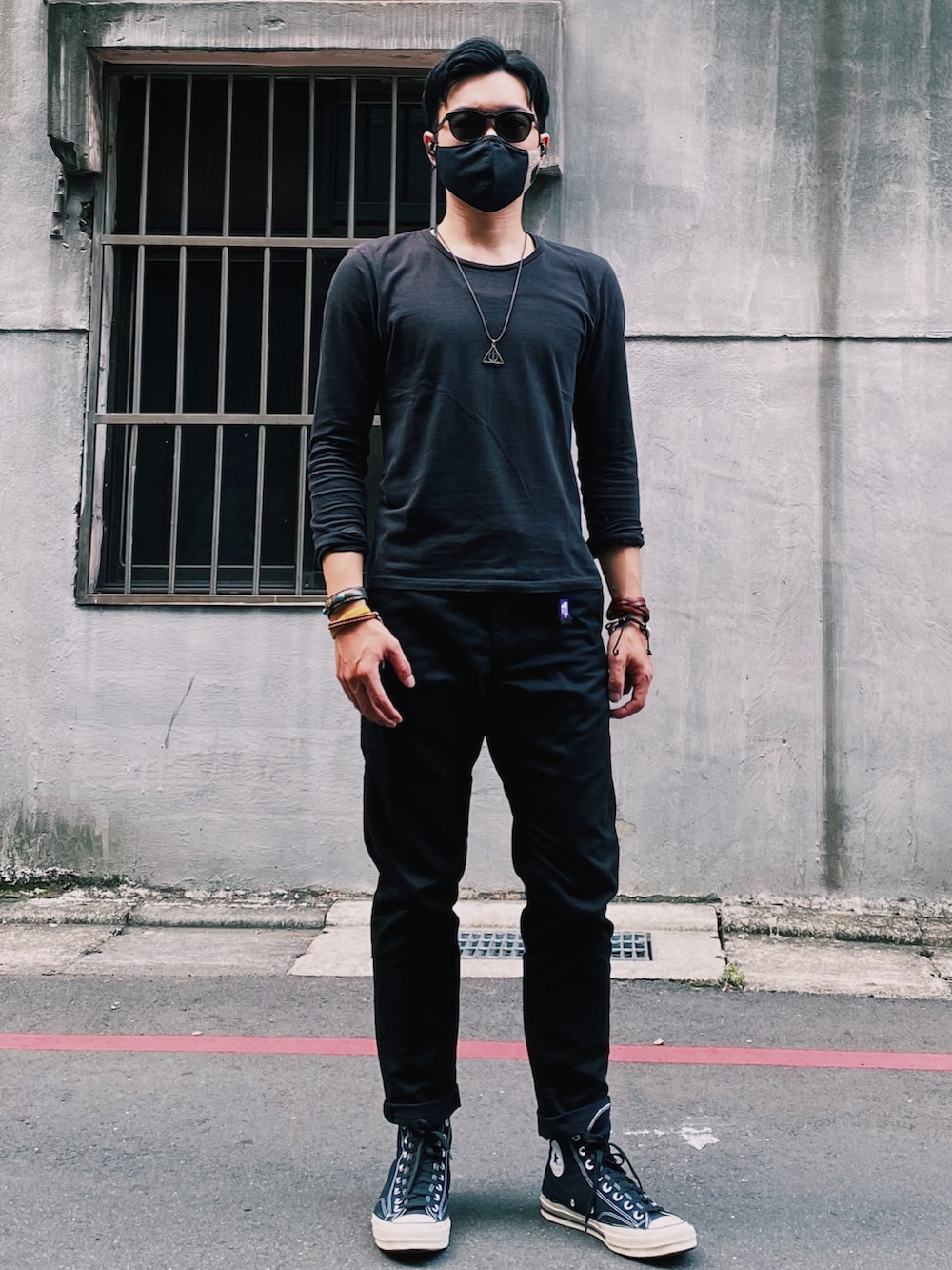 ブラック系のシューズ、ブラック系のその他パンツ、ブルー系のシャツ/ブラウスを着用したメンズの秋コーディネートの2枚目の写真