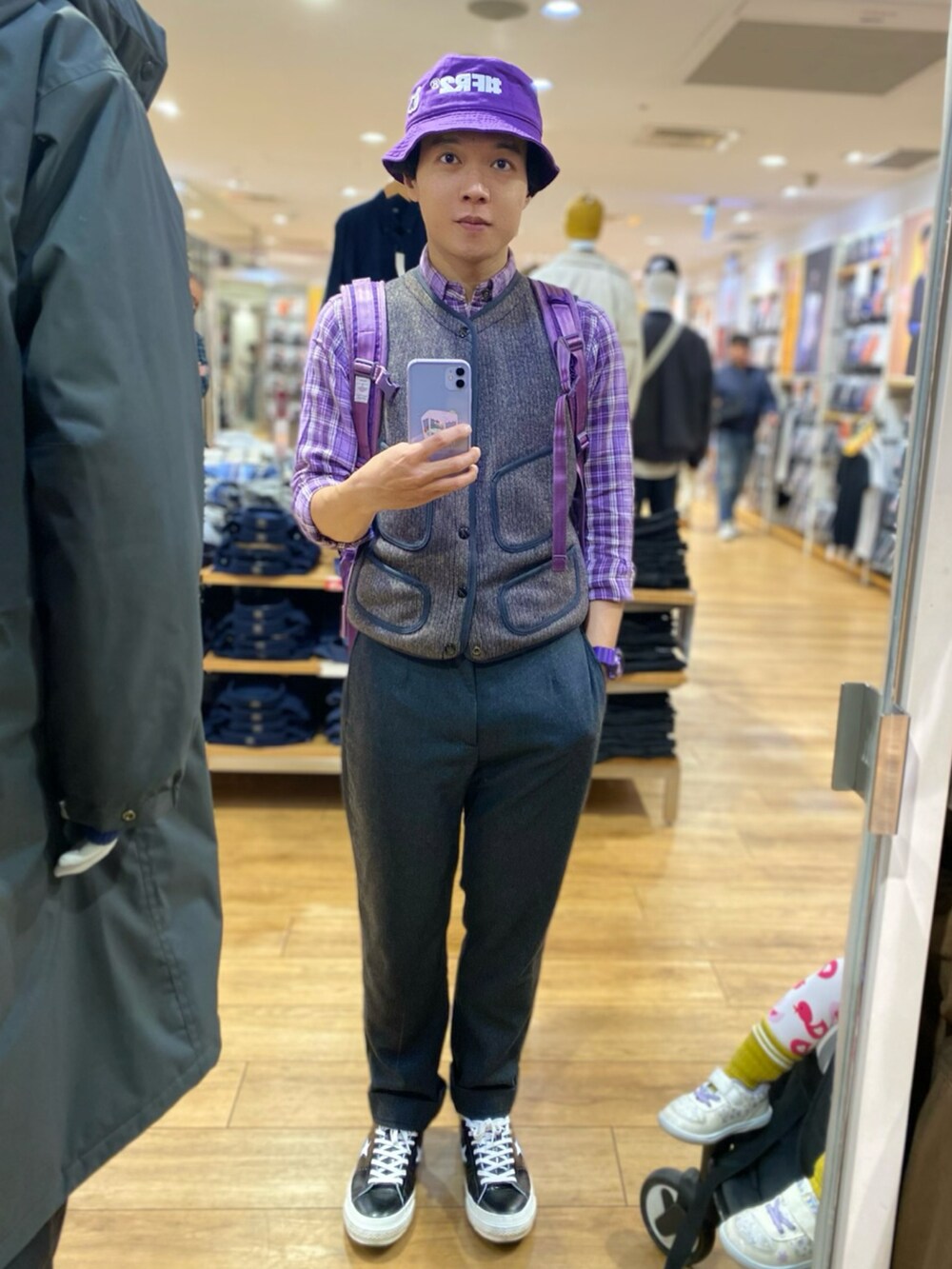 ブラック系のスニーカー、グレー系のパンツ、パープル系のその他アウターを着用したメンズの冬コーディネートの4枚目の写真