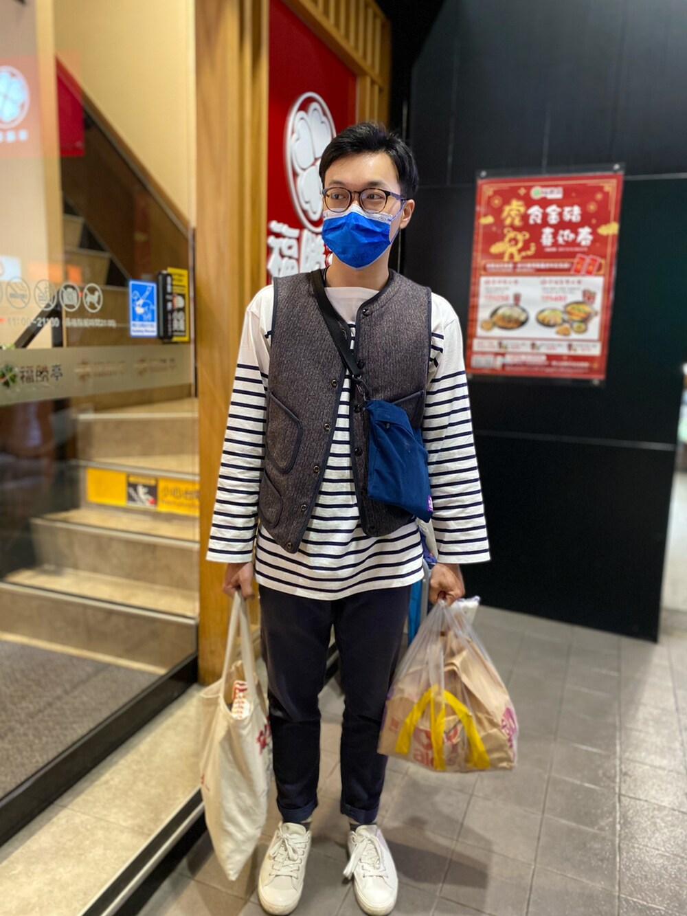 ホワイト系のTシャツ/カットソー、ブラック系のその他パンツ、グレー系のベストを着用したメンズの冬コーディネートの2枚目の写真