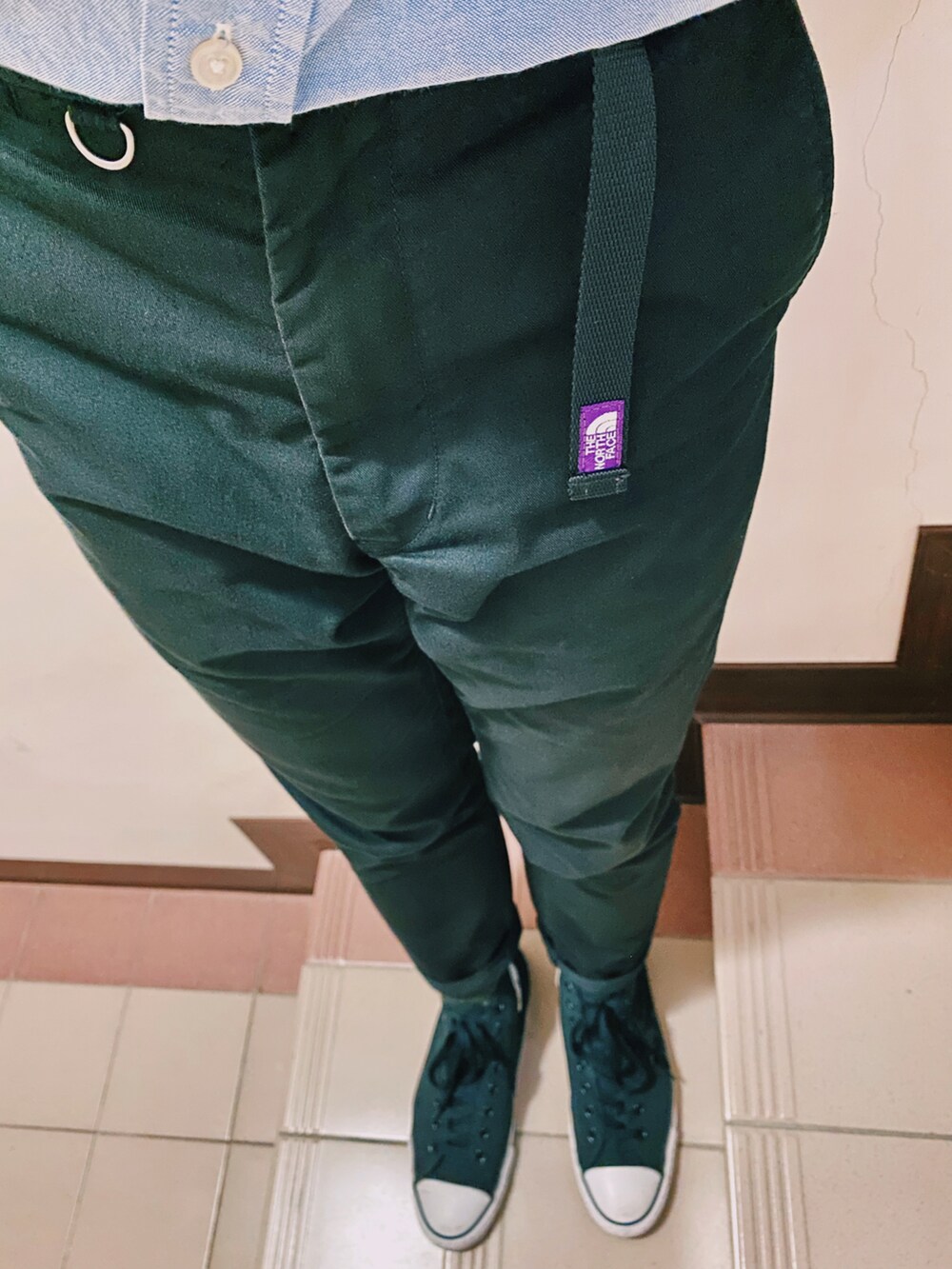 ブルー系のその他パンツ、ブルー系のシャツ/ブラウス、ブラック系のスニーカーを着用したメンズの秋コーディネートの3枚目の写真