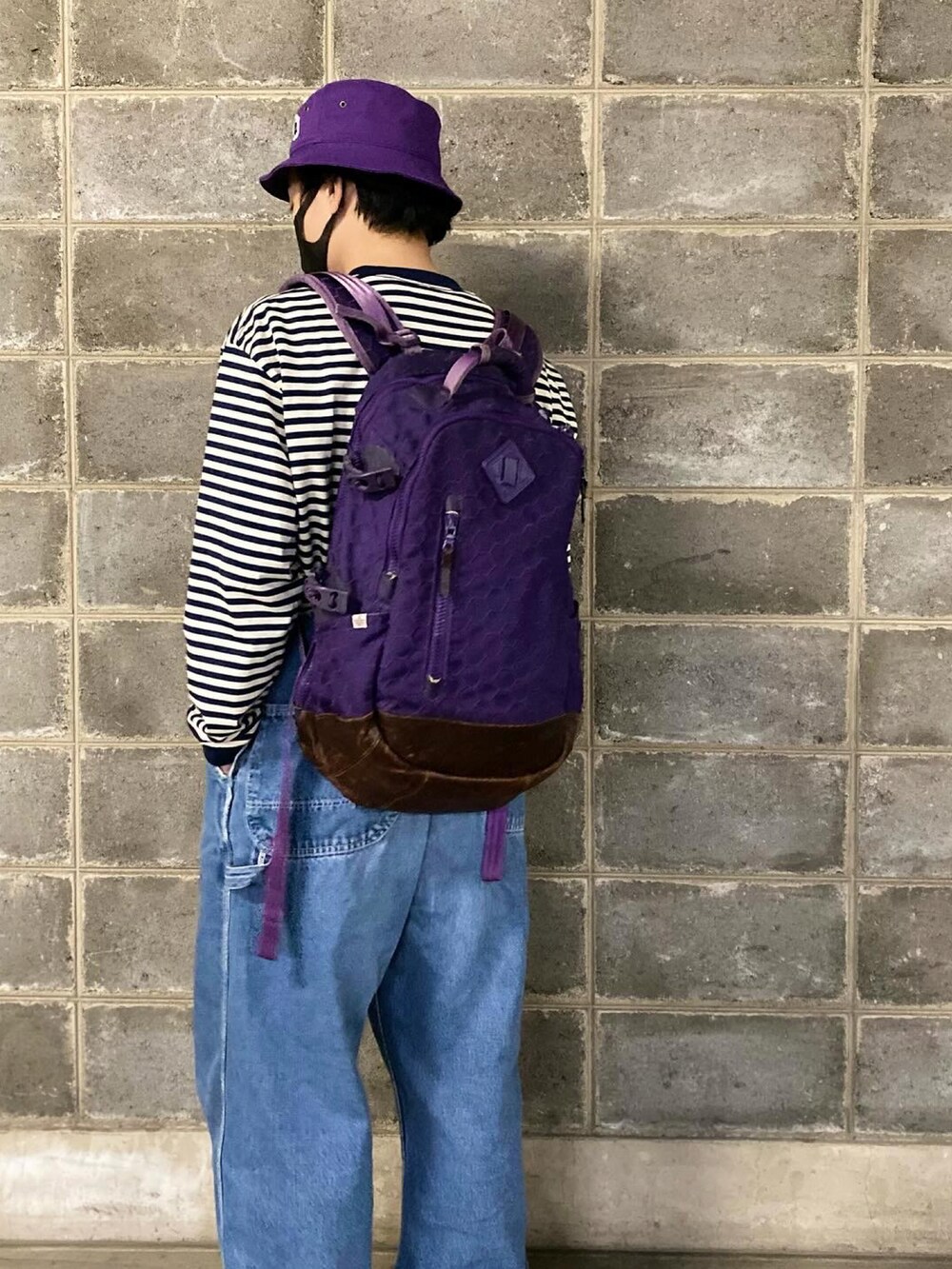 ブラック系のその他シューズ、ブルー系のTシャツ/カットソー、ブラウン系のバックパック/リュックを着用したメンズの冬コーディネートの3枚目の写真