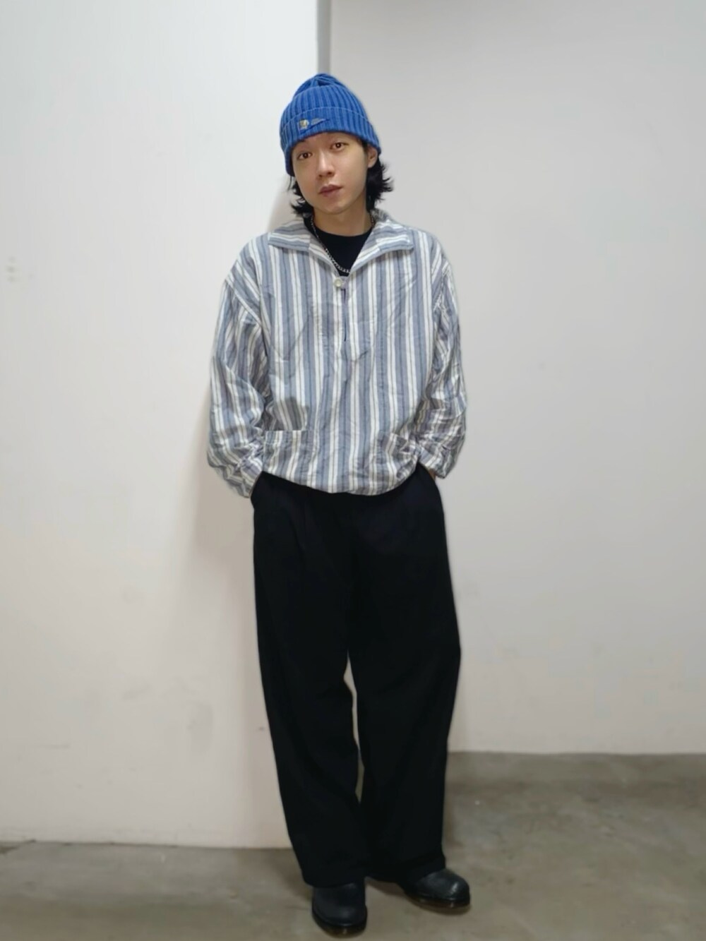 ブラック系のパンツ、ホワイト系のシャツ/ブラウス、ブルー系のニットキャップ/ビーニーを着用したメンズの秋コーディネートの3枚目の写真