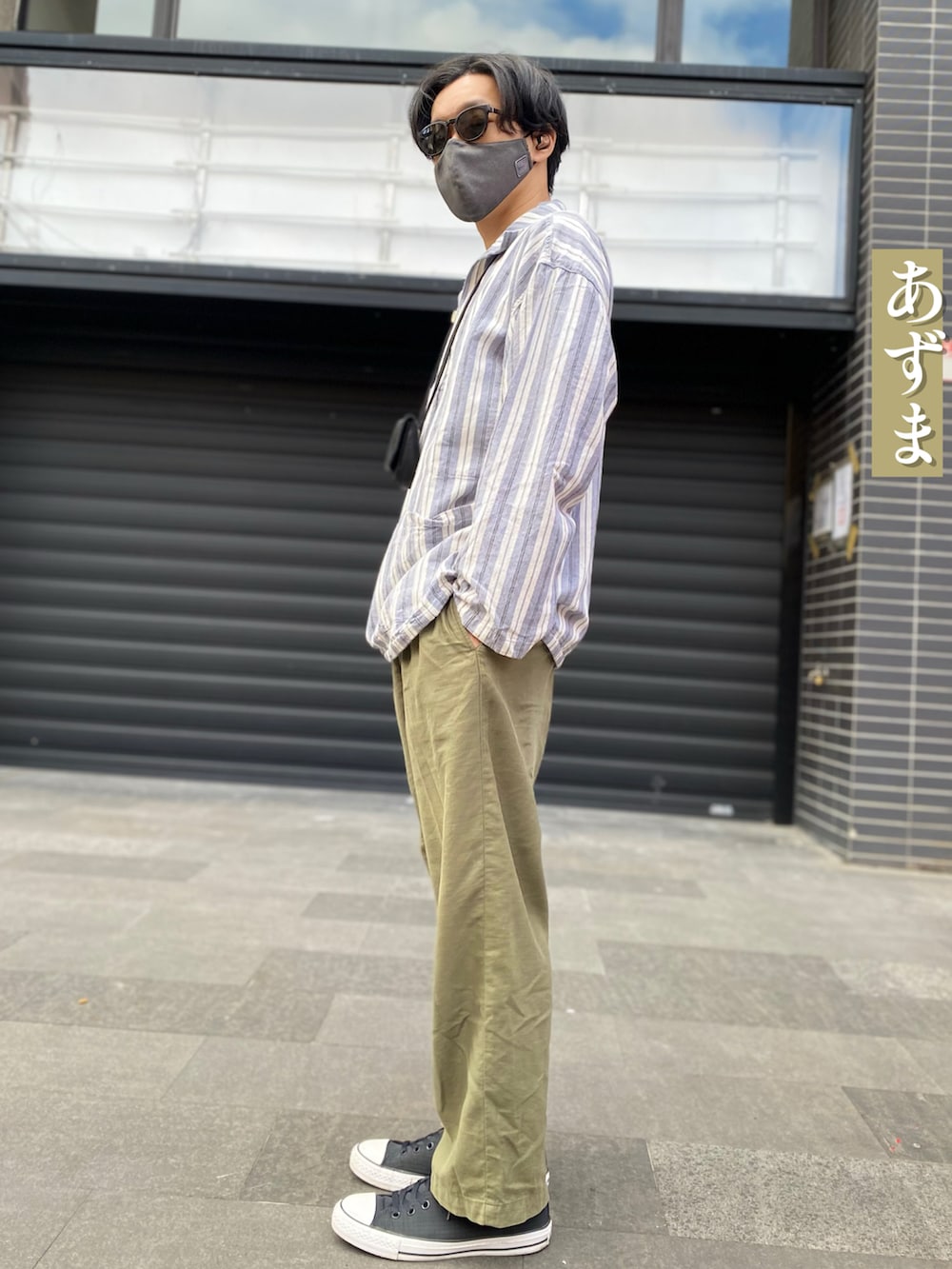 ブラック系のスニーカー、グリーン系のパンツ、ホワイト系のシャツ/ブラウスを着用したメンズの冬コーディネートの2枚目の写真