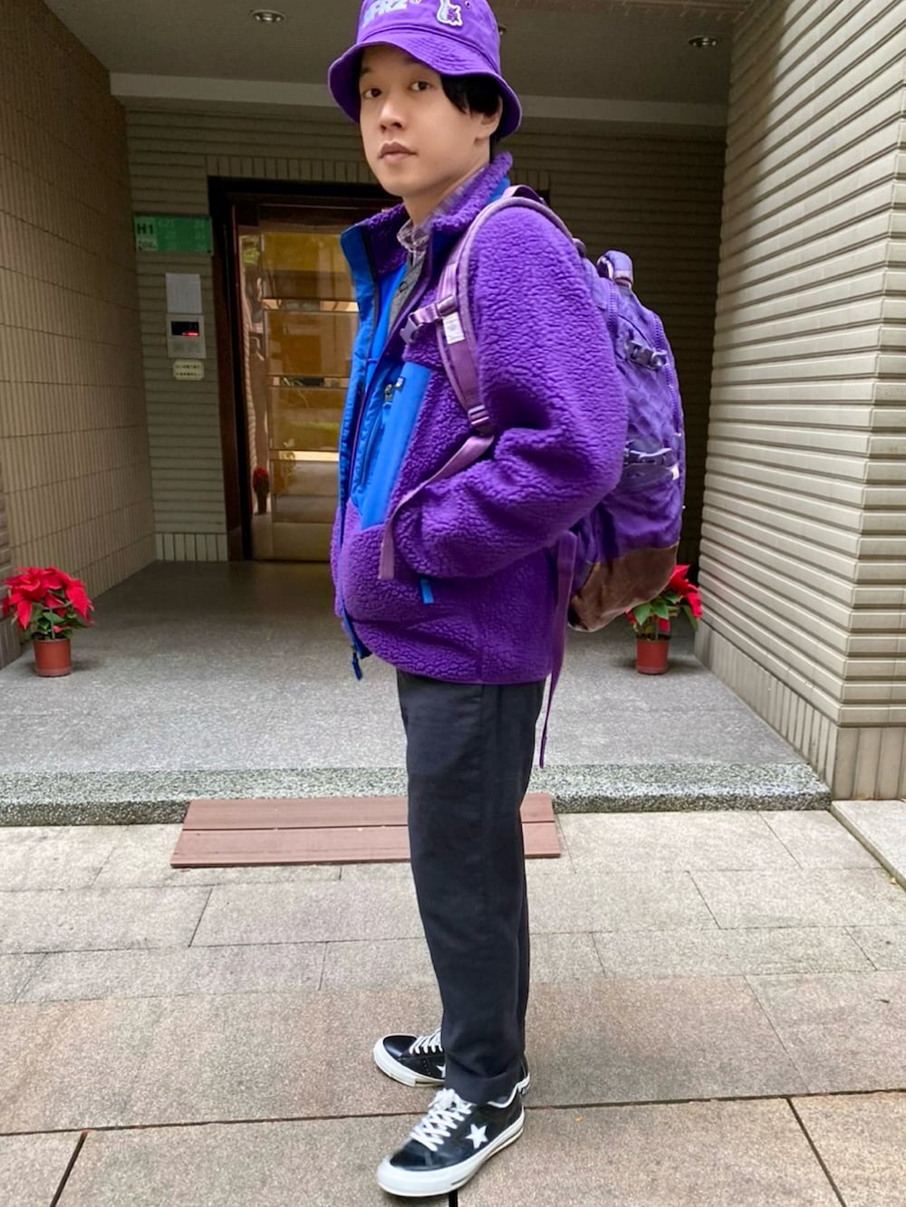 ブラック系のスニーカー、グレー系のパンツ、パープル系のその他アウターを着用したメンズの冬コーディネートの2枚目の写真