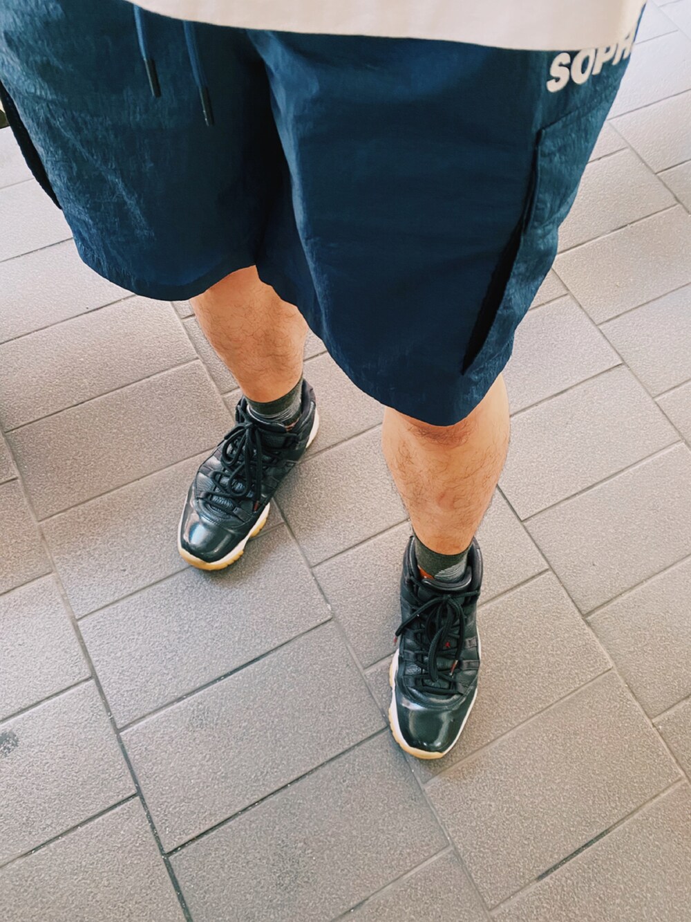 ブルー系のカーゴパンツ、ホワイト系のTシャツ/カットソー、ブラック系のスニーカーを着用したメンズの夏コーディネートの4枚目の写真