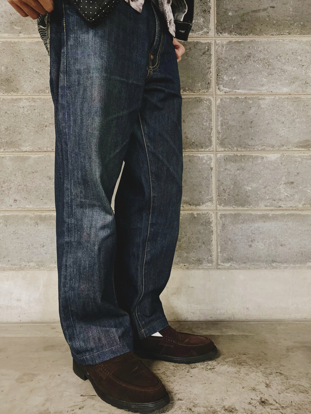 ブルー系のデニムパンツ、ブルー系のデニムジャケット、その他のハットを着用したメンズの冬コーディネートの5枚目の写真