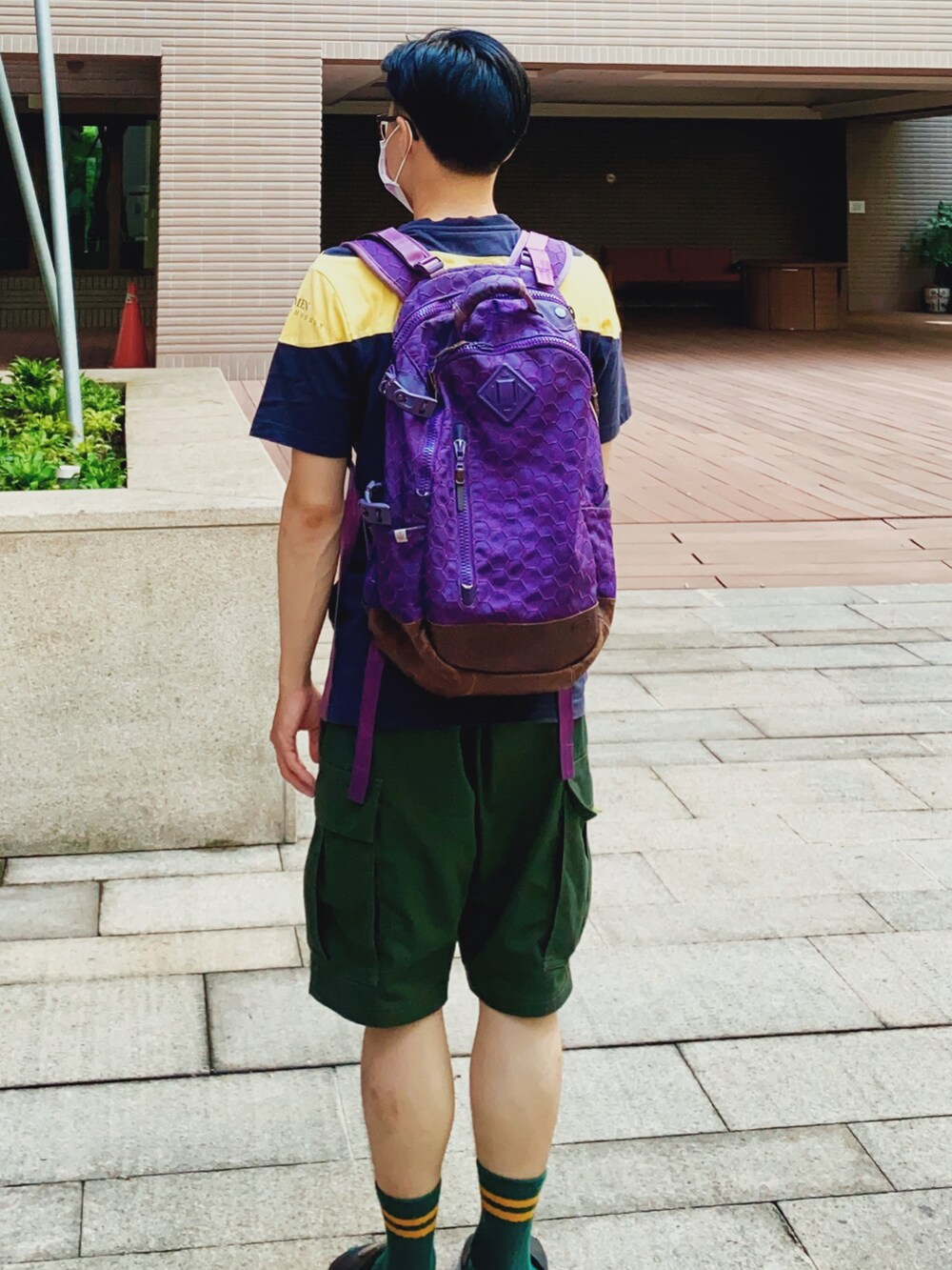 ブラック系のサンダル、グリーン系のカーゴパンツ、ブルー系のTシャツ/カットソーを着用したメンズの夏コーディネートの2枚目の写真