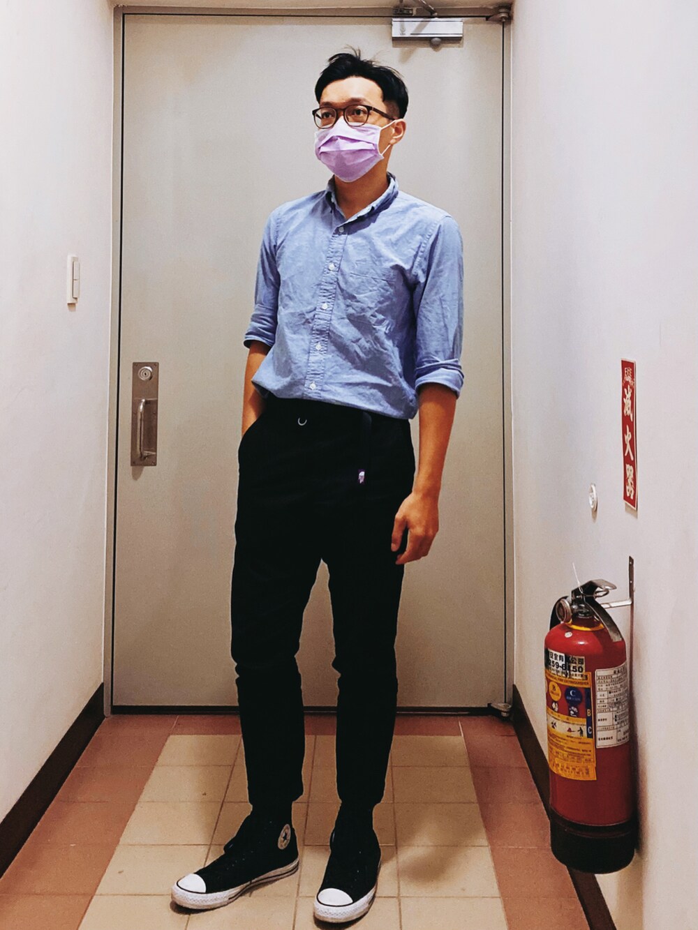 ブルー系のその他パンツ、ブルー系のシャツ/ブラウス、ブラック系のスニーカーを着用したメンズの秋コーディネートの2枚目の写真