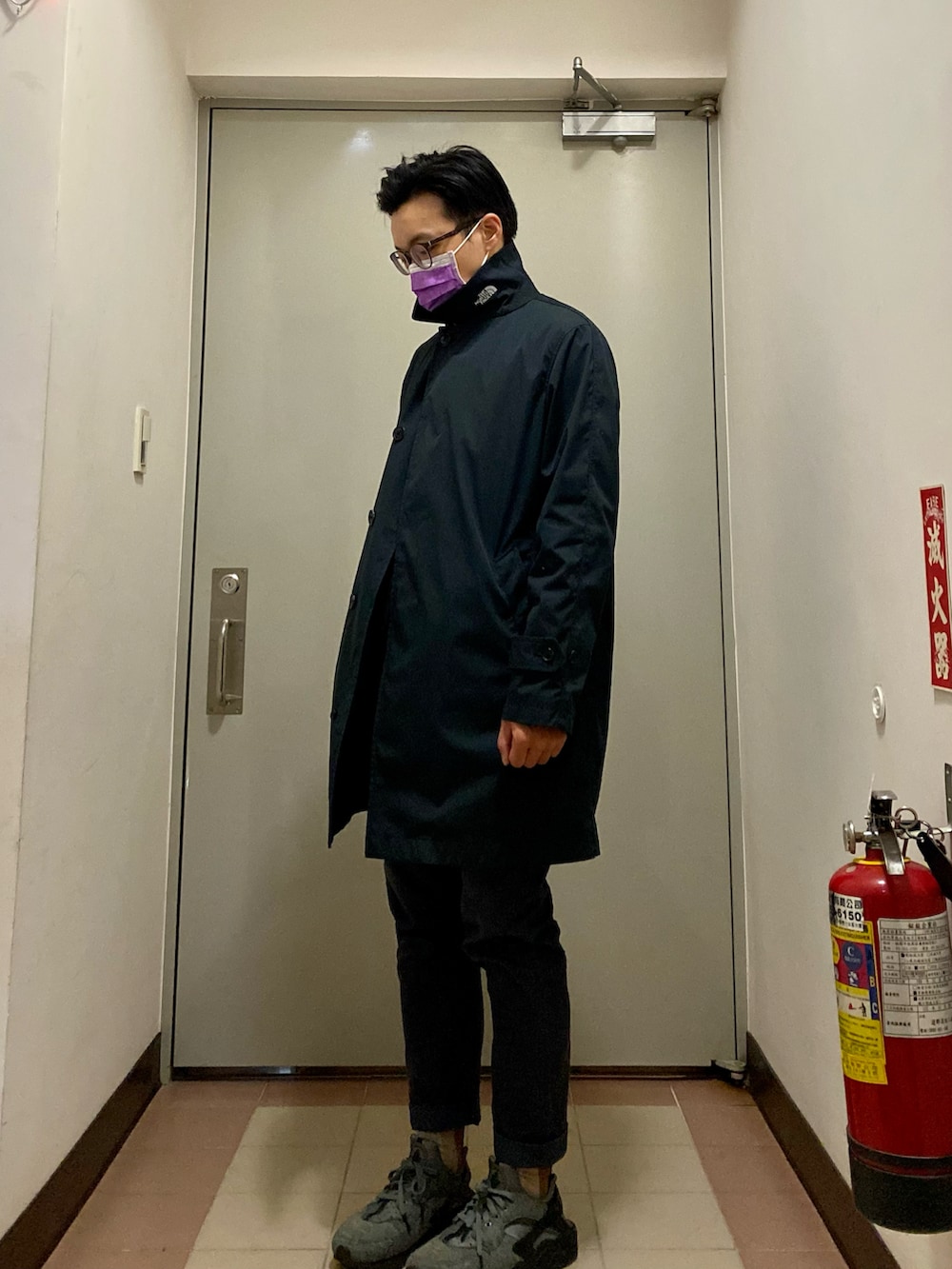 グレー系のベスト、ブラック系のその他パンツ、グレー系のシューズを着用したメンズの冬コーディネートの2枚目の写真