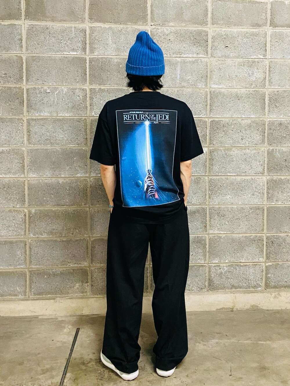 ブラック系のTシャツ/カットソー、ブラック系のパンツ、グレー系のスニーカーを着用したメンズの夏コーディネートの2枚目の写真