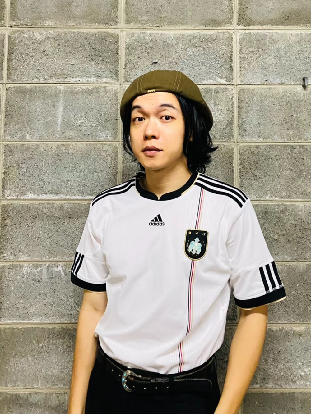 ブラック系のパンツ、ブラック系のスニーカー、ホワイト系のTシャツ/カットソーを着用したメンズの秋コーディネートの2枚目の写真