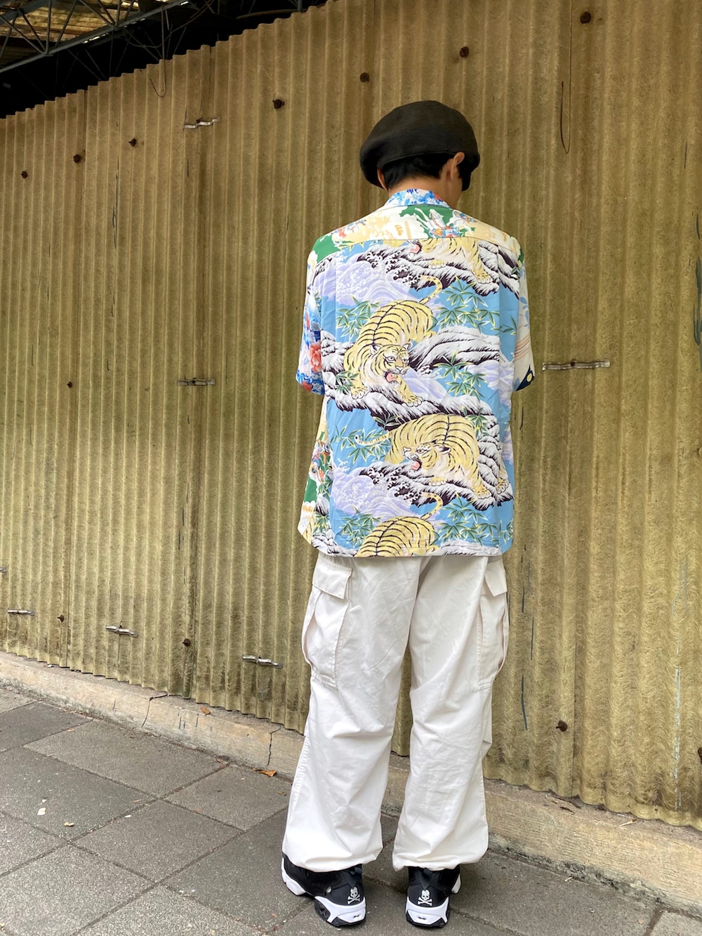 ホワイト系のパンツ、その他のシャツ/ブラウス、ブラック系のスニーカーを着用したメンズの夏コーディネートの3枚目の写真