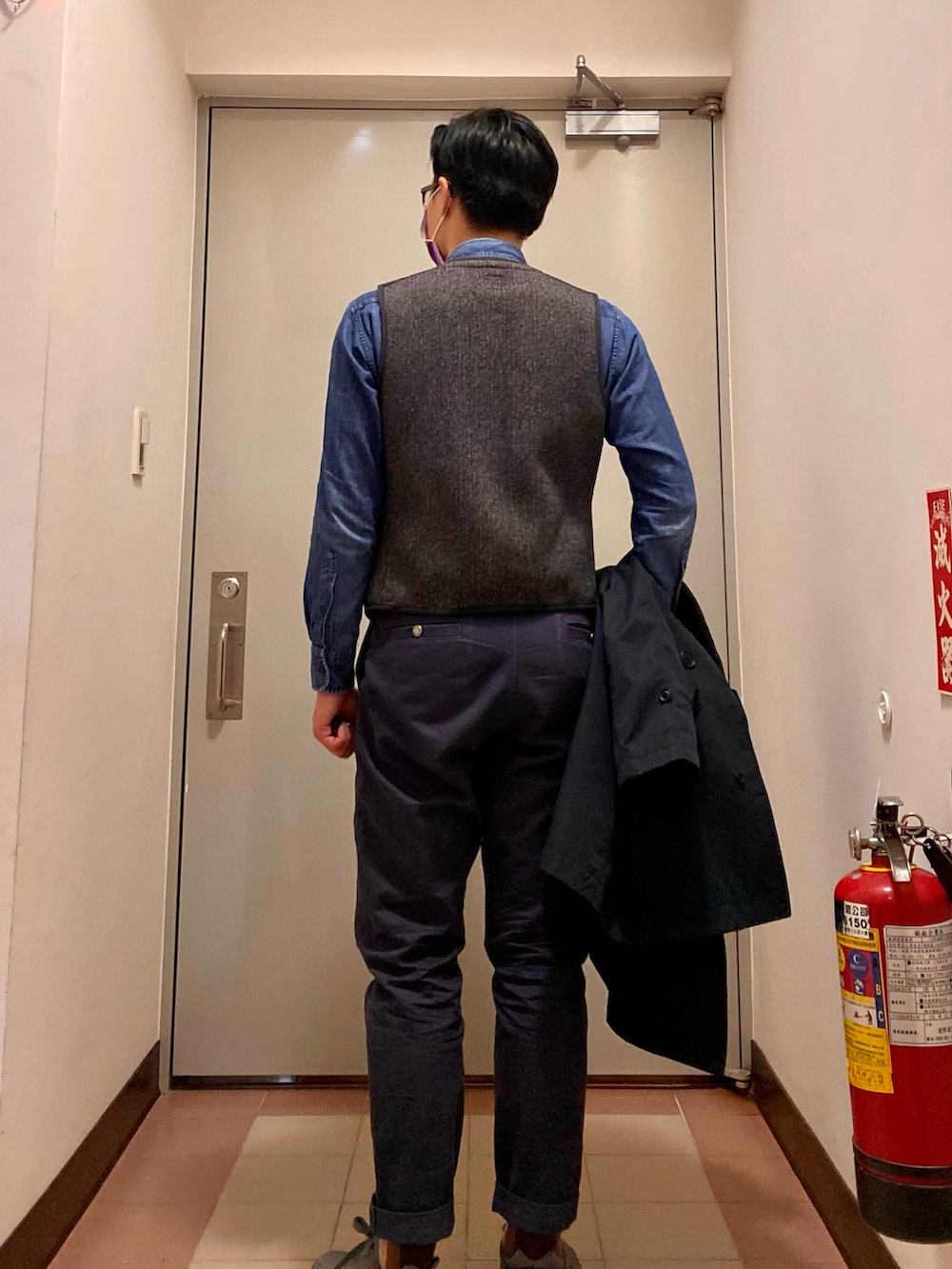 グレー系のベスト、ブラック系のその他パンツ、グレー系のシューズを着用したメンズの冬コーディネートの4枚目の写真