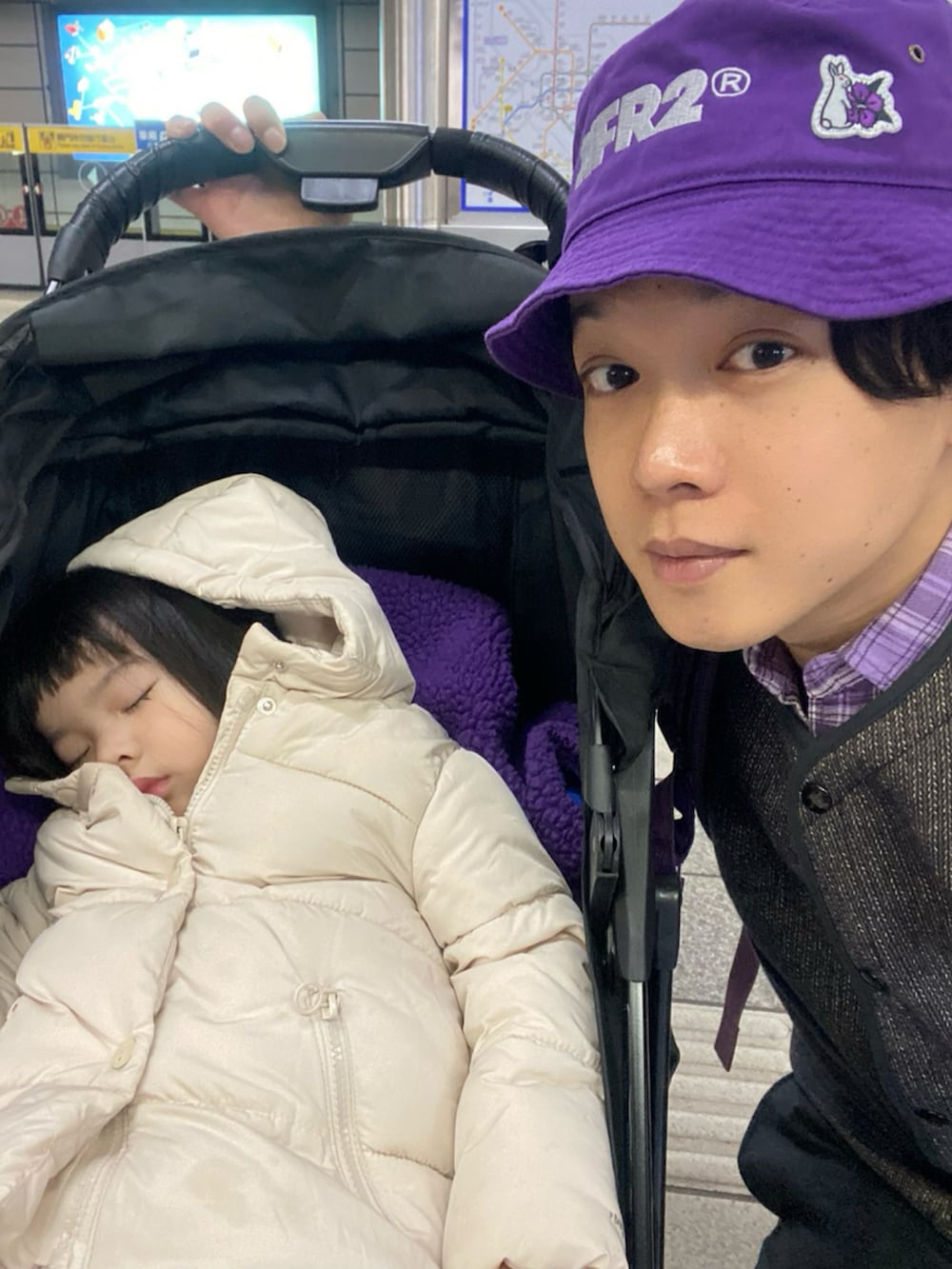 ブラック系のスニーカー、グレー系のパンツ、パープル系のその他アウターを着用したメンズの冬コーディネートの5枚目の写真