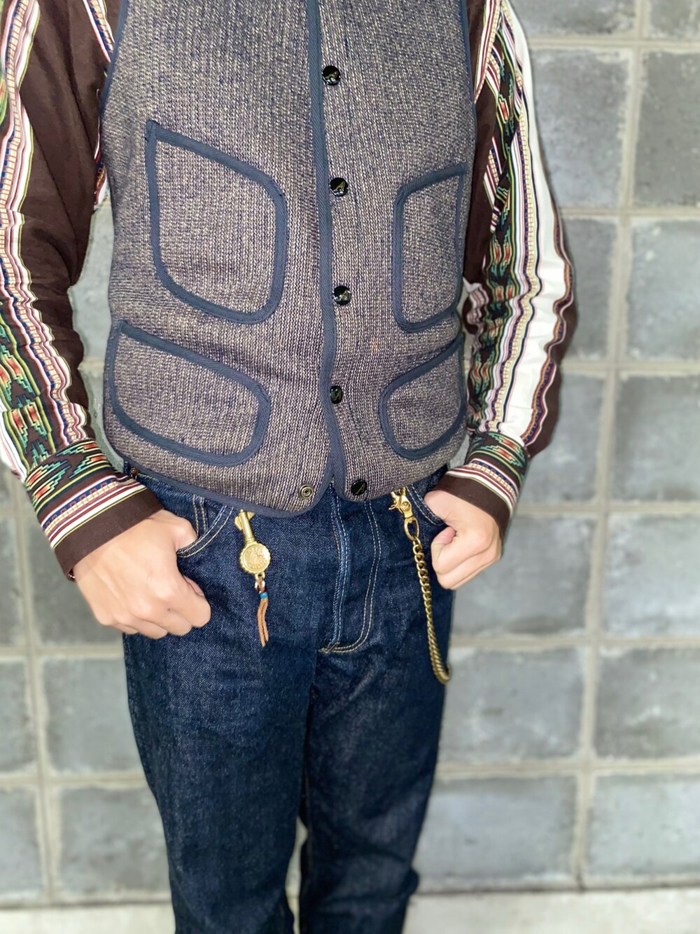 その他のベスト、ブルー系のデニムパンツ、ブラック系のシューズを着用したメンズの冬コーディネートの3枚目の写真