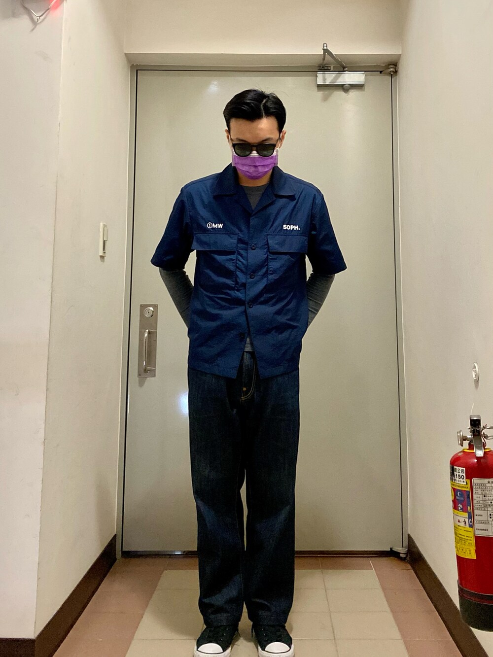 ブルー系のシャツ/ブラウス、ブルー系のデニムパンツ、ブラック系のスニーカーを着用したメンズの冬コーディネートの3枚目の写真