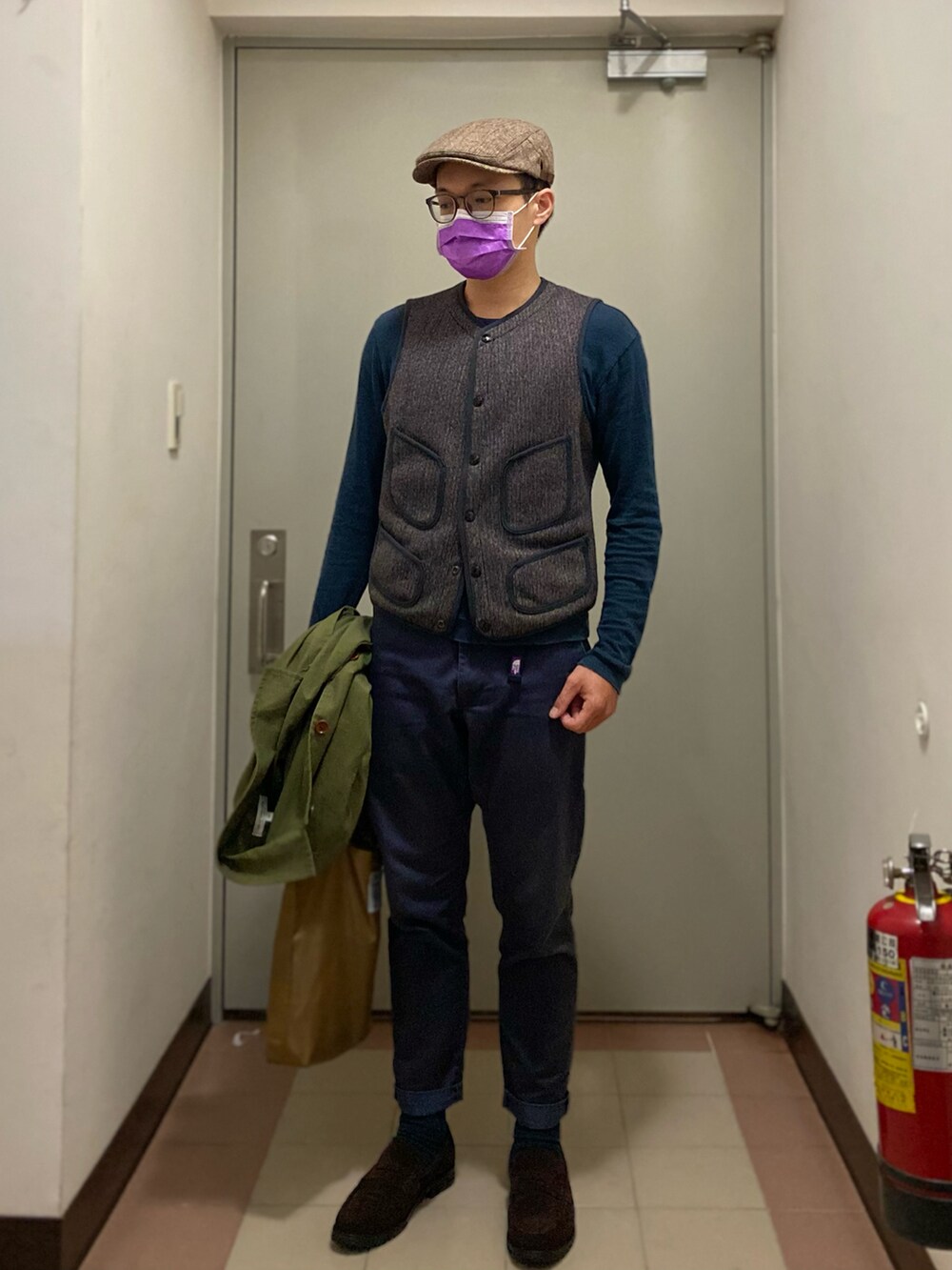 「ANATOMICA、URBAN RESEARCH、THE NORTH FACE PURPLE LABEL、MUJI、snow peak、Taiwan、ootd、街頭穿搭、秋のコーデ、秋、春コーデ、春、冬、冬コーデ、loafer」|「ANATOMICAのBB CLOTH VEST / LOW NECK(ベスト、グレー系)」を使った、Azuma さん(メンズ・168cm)の冬コーディネートの4枚目の写真