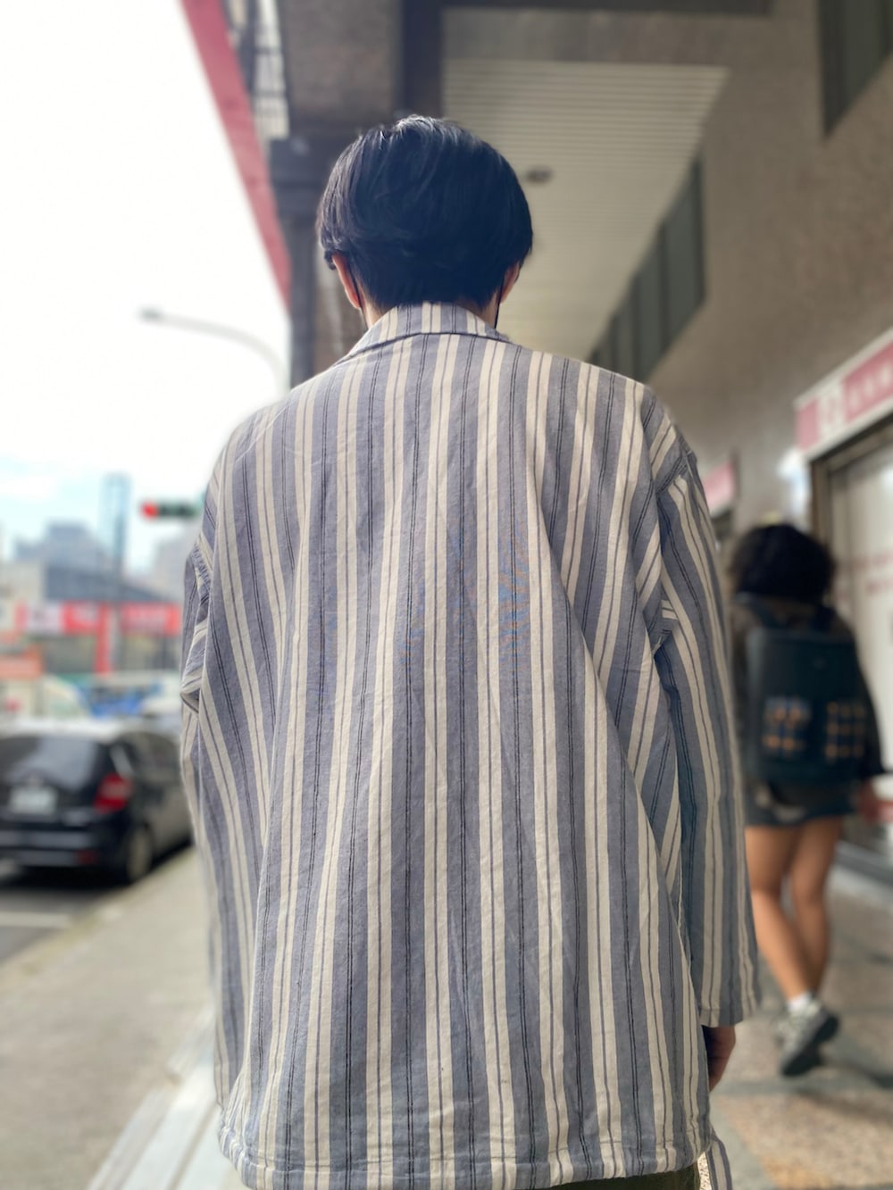 ブラック系のスニーカー、グリーン系のパンツ、ホワイト系のシャツ/ブラウスを着用したメンズの冬コーディネートの3枚目の写真