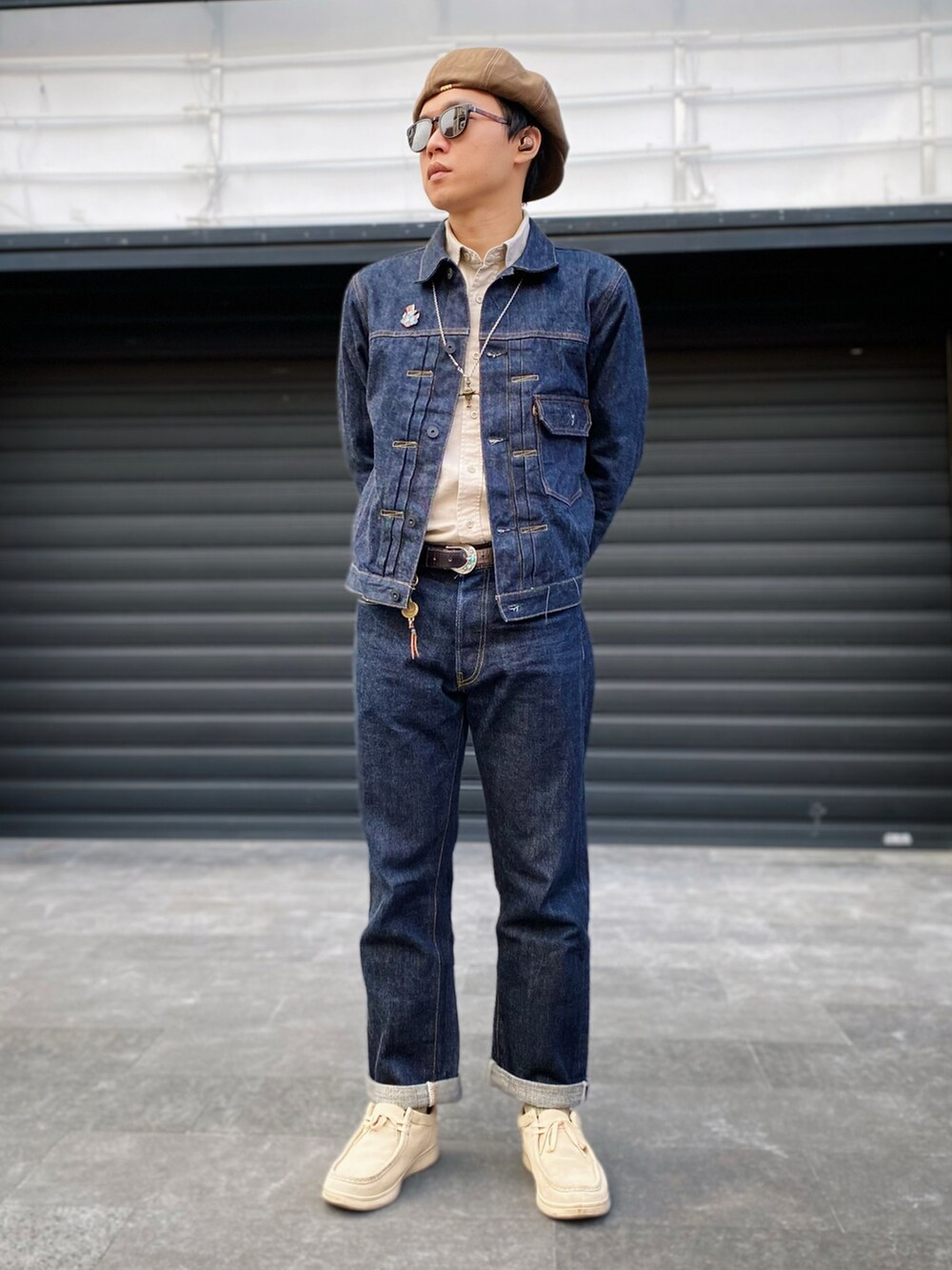 ブルー系のデニムパンツ、ブルー系のデニムジャケット、ベージュ系のその他シューズを着用したメンズの秋コーディネートの3枚目の写真