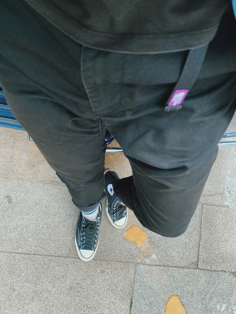 ブラック系のシューズ、ブラック系のその他パンツ、ブルー系のシャツ/ブラウスを着用したメンズの秋コーディネートの3枚目の写真