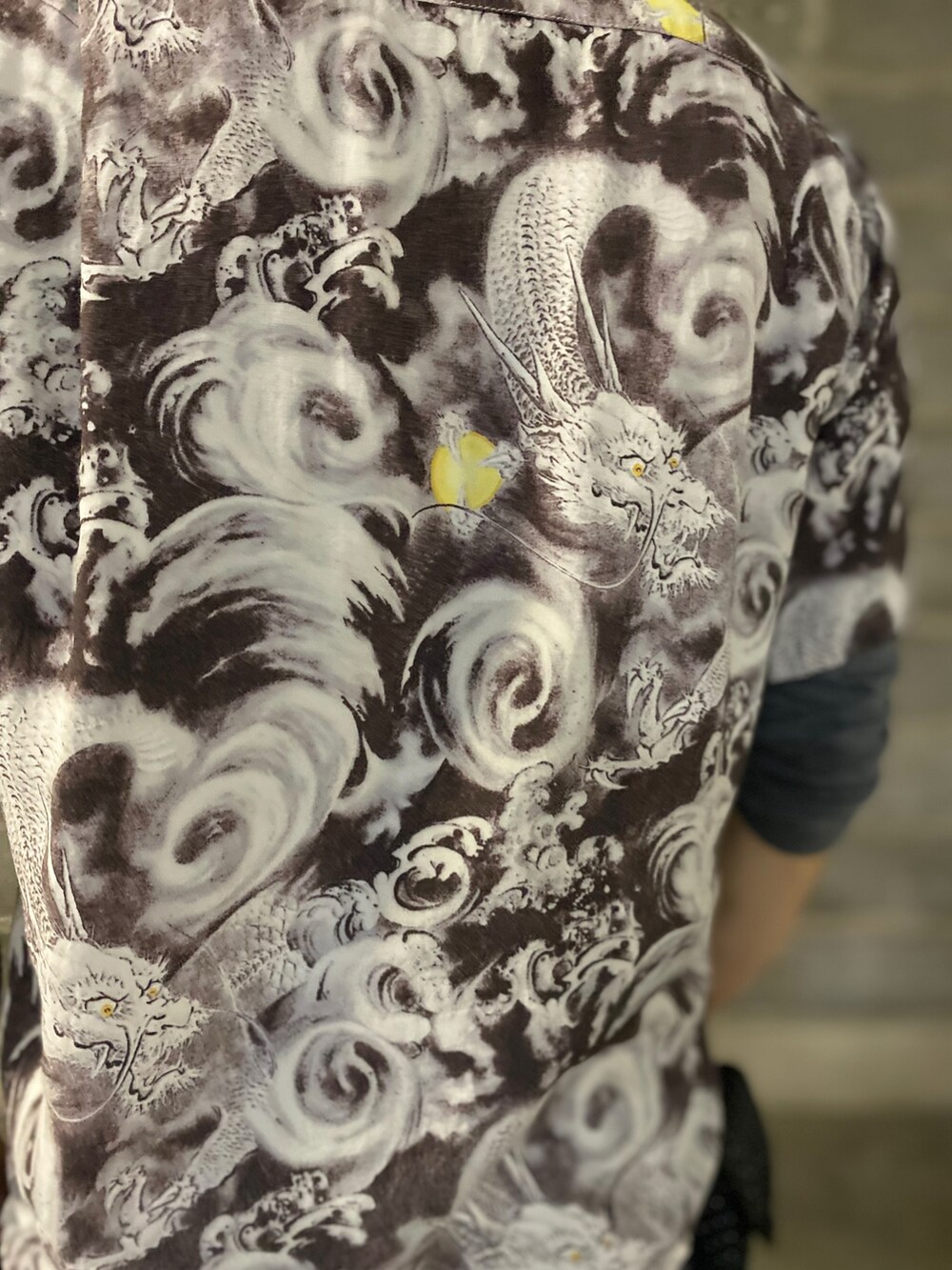 ブルー系のデニムパンツ、ブルー系のデニムジャケット、その他のハットを着用したメンズの冬コーディネートの4枚目の写真