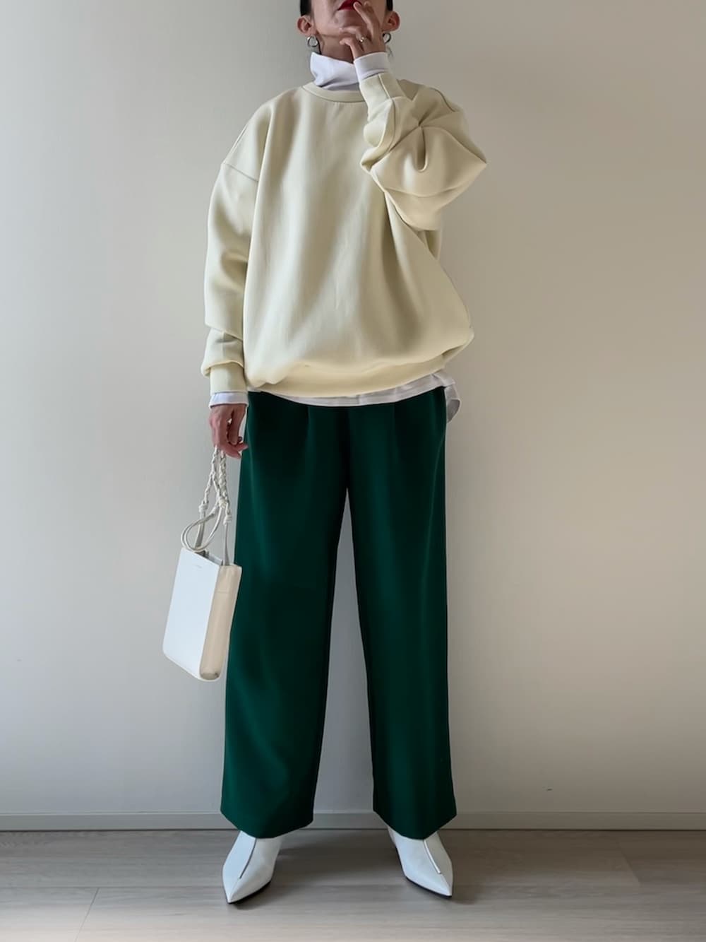 イエロー系のスウェット、グリーン系のその他パンツ、ホワイト系のブーツを着用したレディースの秋コーディネートの3枚目の写真