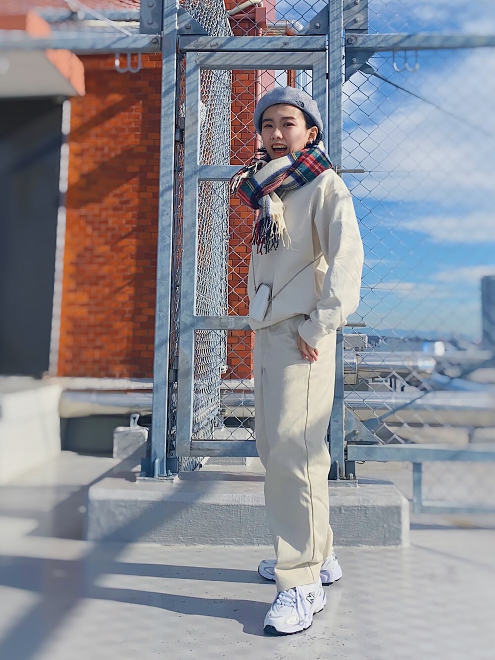 「スウェット、ベレー帽、パーカー、スニーカーコーデ、マフラーぐるぐる、THE NORTH FACE、タックイン、モード、ホワイトコーデ、シンプルコーデ、チェック柄に恋してる、マイベストコーデ2021、紅白コーデ、ストリート、あったかコーデ」|「THE SHINZONEのアイテム(パンツ、ベージュ系)」を使った、ma---riさん(レディース・151cm)の冬コーディネートの2枚目の写真