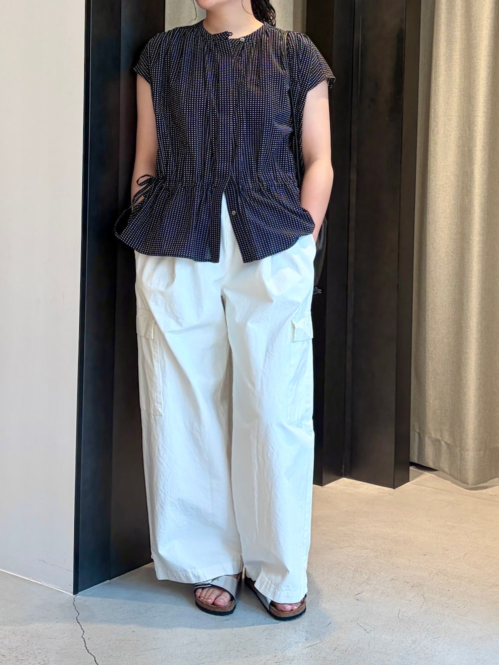 ブラック系のシャツ/ブラウス、ホワイト系のその他パンツ、シルバー系のサンダルを着用したレディースの夏コーディネートの5枚目の写真