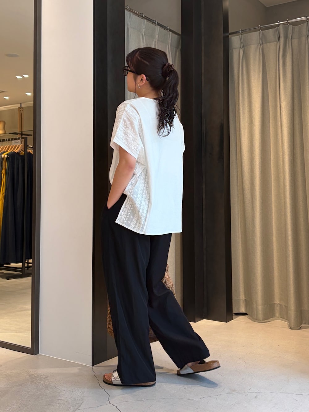 ブラック系のその他パンツ、ホワイト系のその他トップス、ブラウン系のかごバッグを着用したレディースの夏コーディネートの4枚目の写真