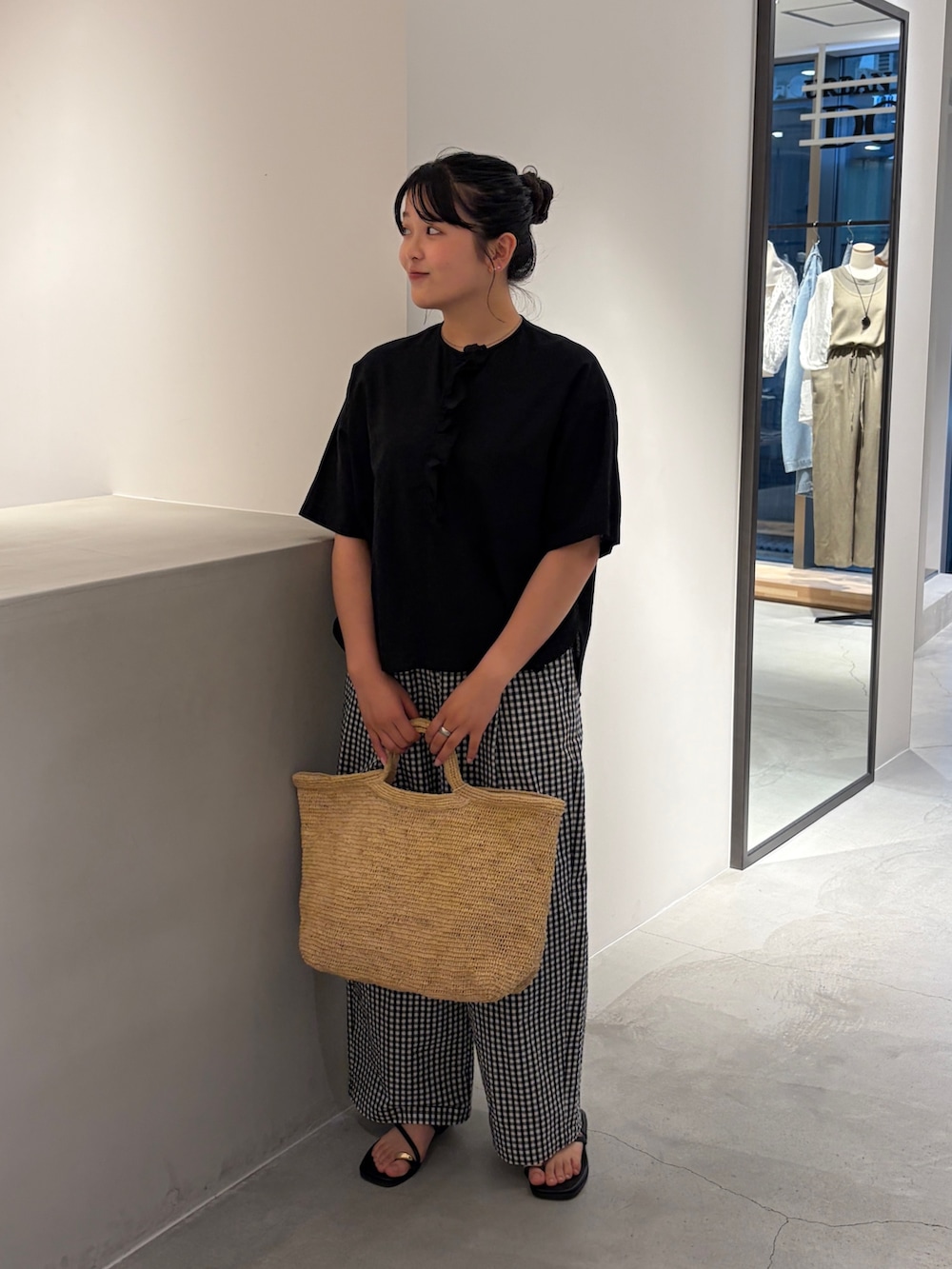 ブラック系のシャツ/ブラウス、その他のその他パンツ、ブラック系のサンダルを着用したレディースの夏コーディネートの2枚目の写真