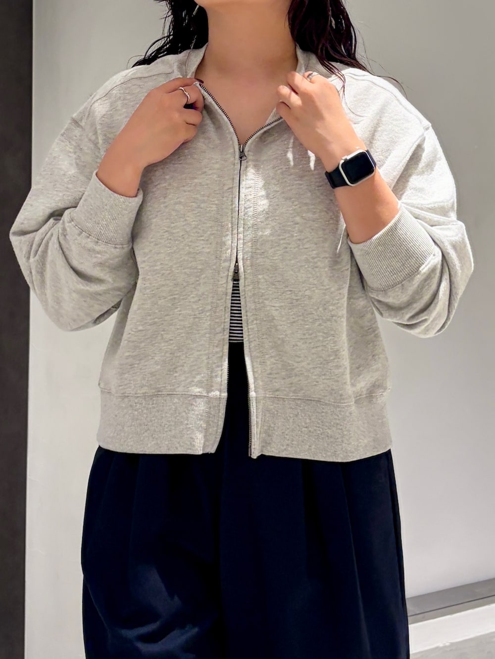 ブルー系のその他パンツ、グレー系のカーディガン/ボレロ、ブラック系のその他シューズを着用したレディースの秋コーディネートの4枚目の写真