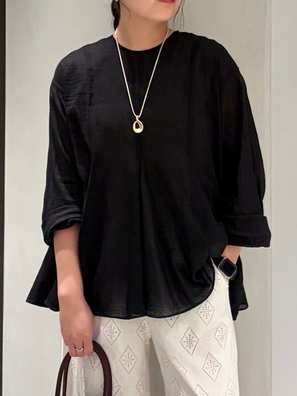 ホワイト系のその他パンツ、レッド系のハンドバッグ、ベージュ系のその他シューズを着用したレディースの夏コーディネートの5枚目の写真