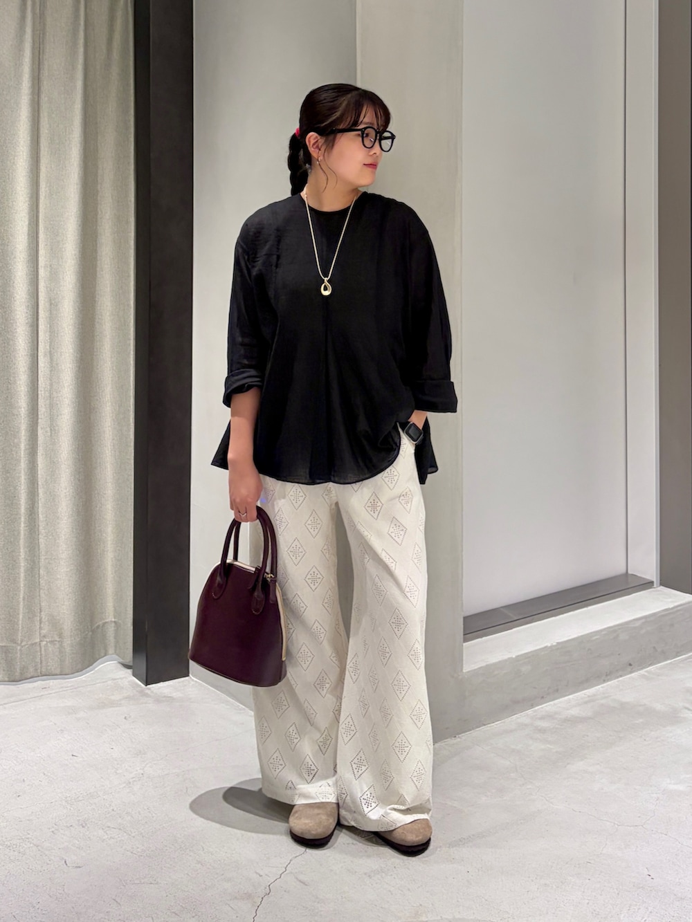 ホワイト系のその他パンツ、レッド系のハンドバッグ、ベージュ系のその他シューズを着用したレディースの夏コーディネートの2枚目の写真