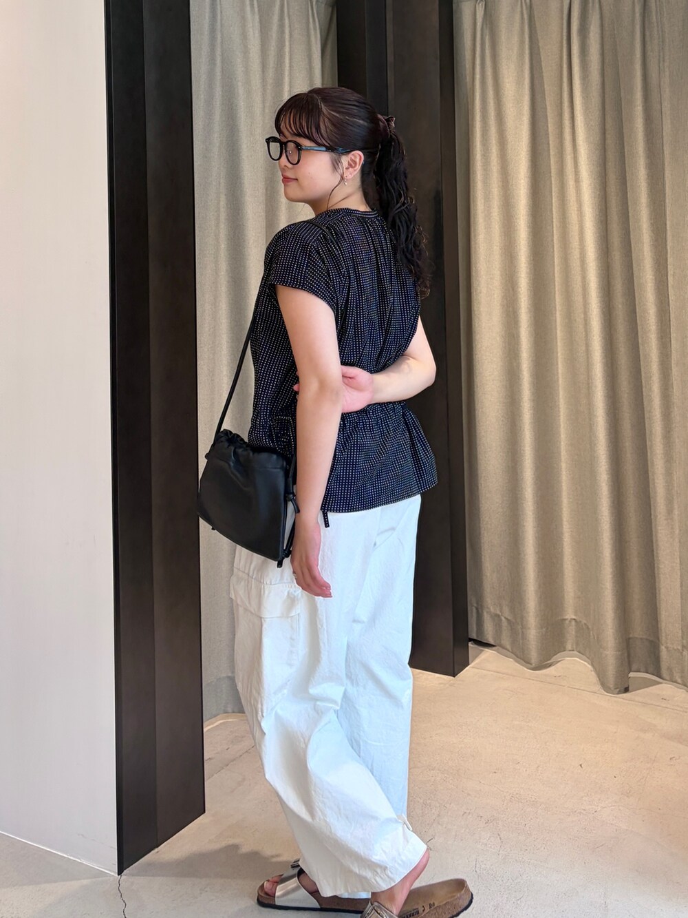 ブラック系のシャツ/ブラウス、ホワイト系のその他パンツ、シルバー系のサンダルを着用したレディースの夏コーディネートの4枚目の写真